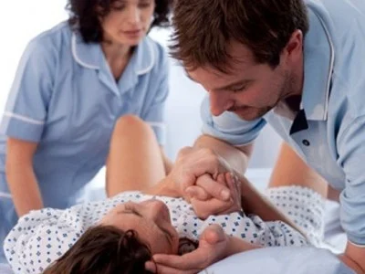 5 ways that Dads can help support Mom in the Delivery room.