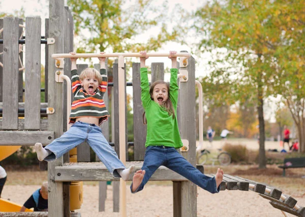 8 Easy Exercises Dads and Moms Can Do at the Playground 