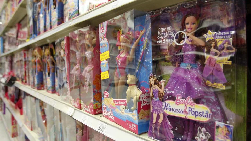 Watch A Dad's Awesome Reaction To His Son Choosing A Barbie Doll At The Toy Shop