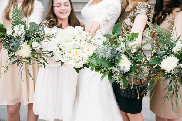 White-Floral-and-Fern-Bouquets-600x400.jpg