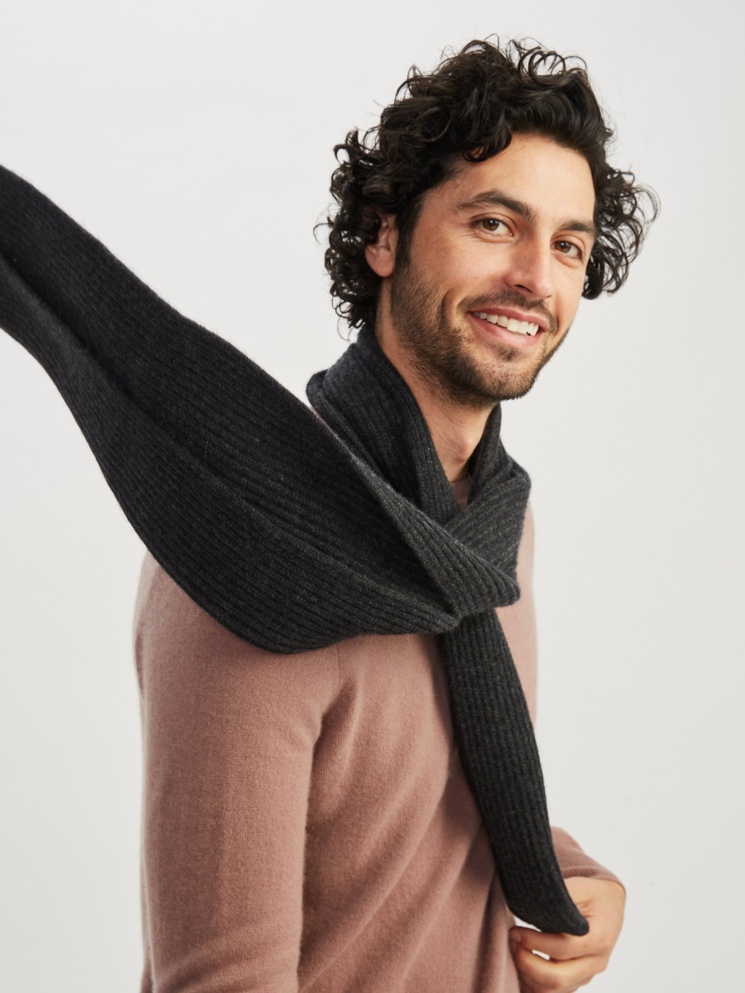 A651399_SIGNATURE_RIBBED_CASHMERE_SCARF_SMOKE_007.jpg