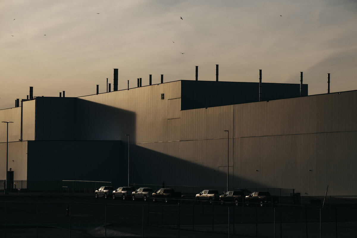  Fewer trucks than previous weeks line up outside the General Motors Flint Engine Operations Plant during the 25th day of the strike on Thursday, Oct. 10, 2019 in Flint, Mich.    
