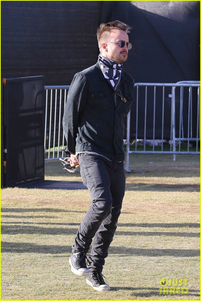 jared-leto-aaron-paul-check-out-day-1-of-coachella-2016-01.jpg