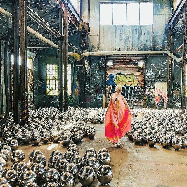 ✨ Peacock Plumes on for Kusama&rsquo;s Rockaway iteration of Narcissus Garden, comprised of 1,500 mirrored stainless steel spheres, it&rsquo;s on view in a former train garage that dates to the time when Fort Tilden was an active US military base 🔮 