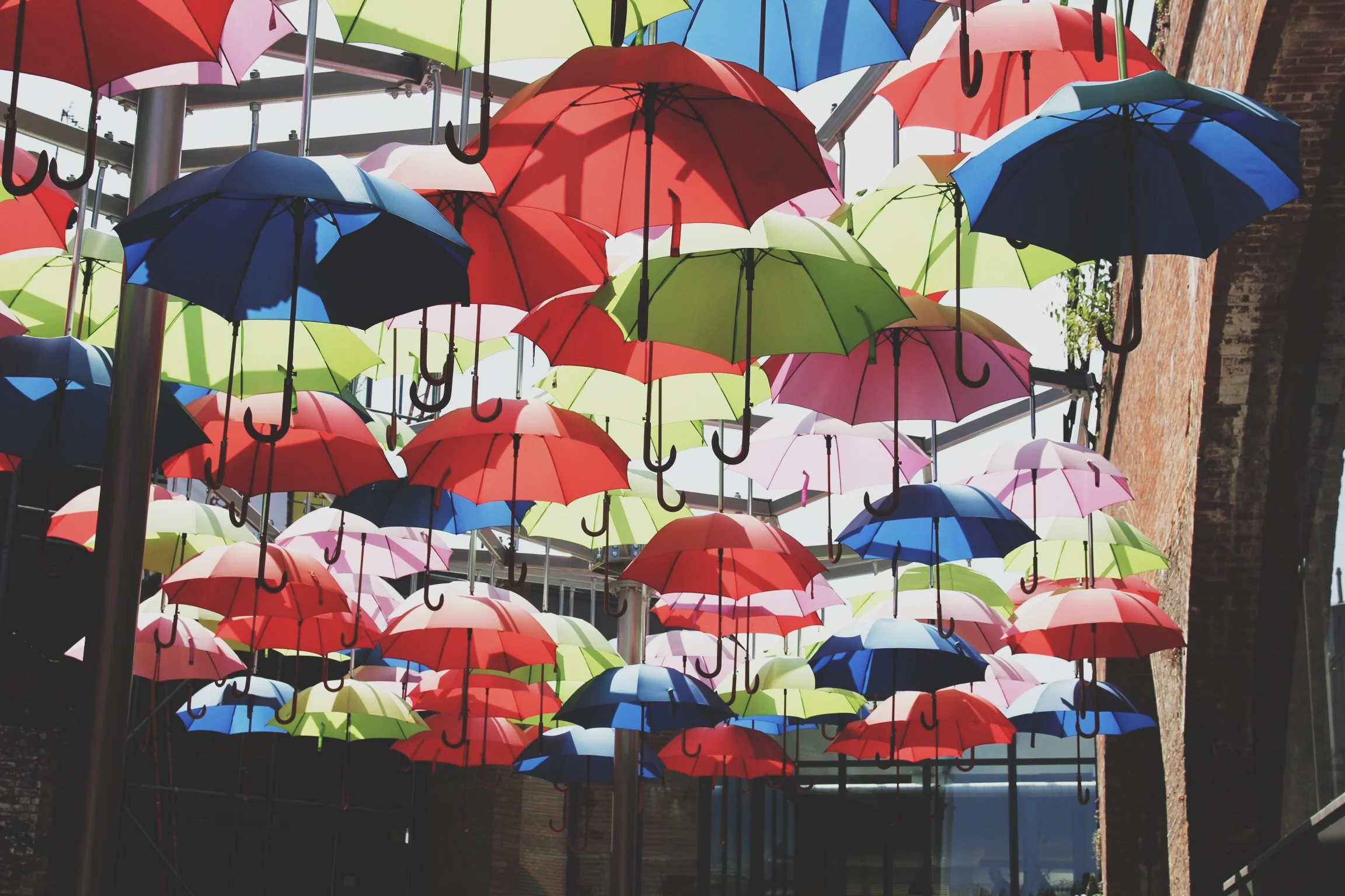 borough-mkt-vinopolis-parapluies-londres.jpg