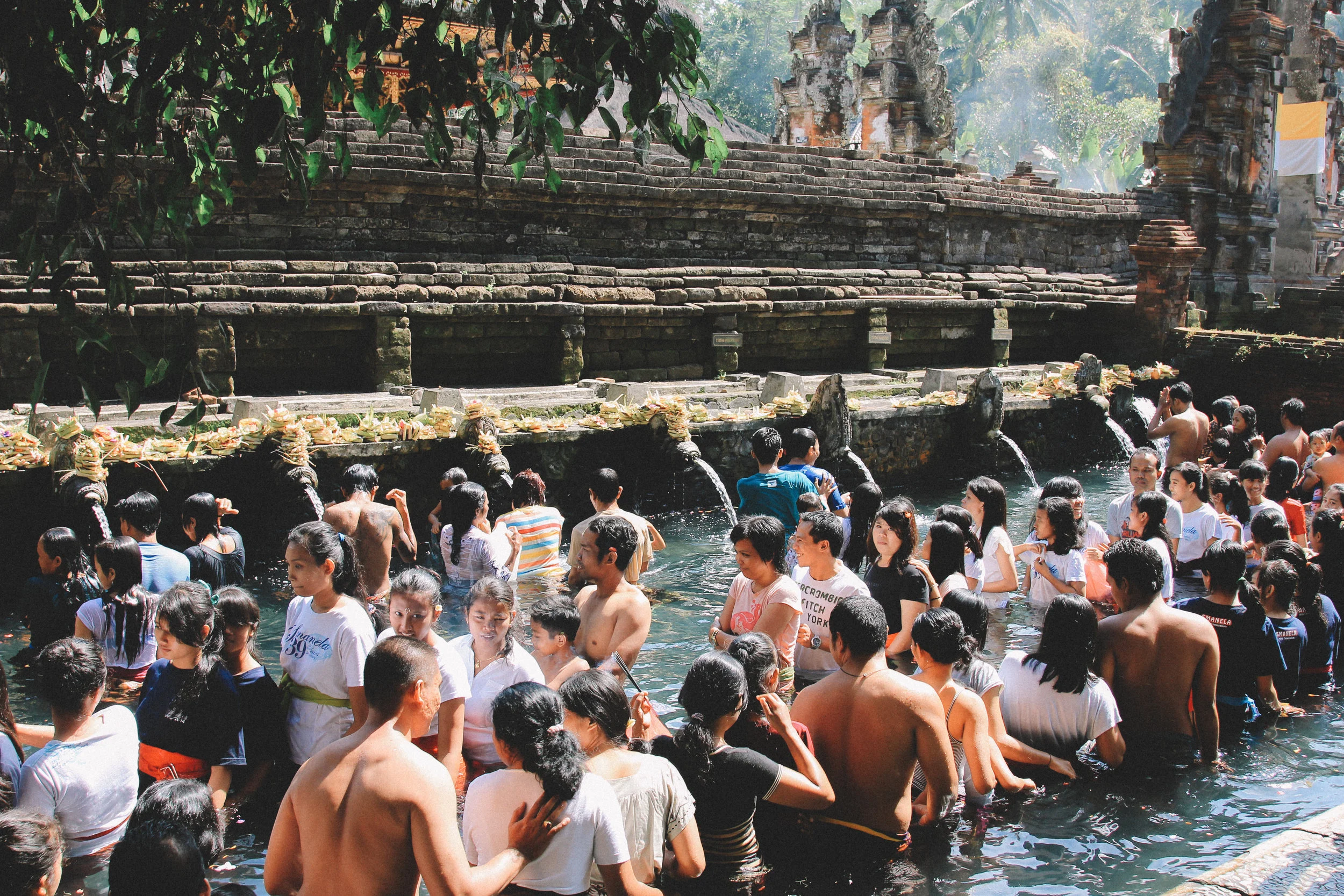 tirta-empul-queue-bali-onmyway.jpg