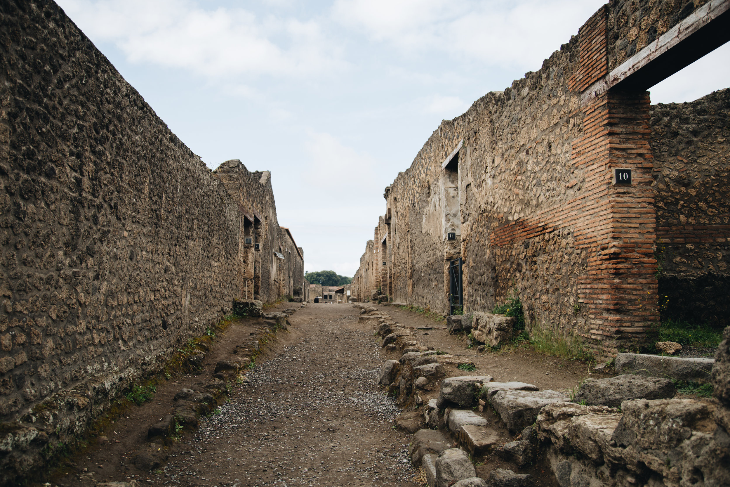 in-the-ruins-of-pompeii-travelblog.jpg