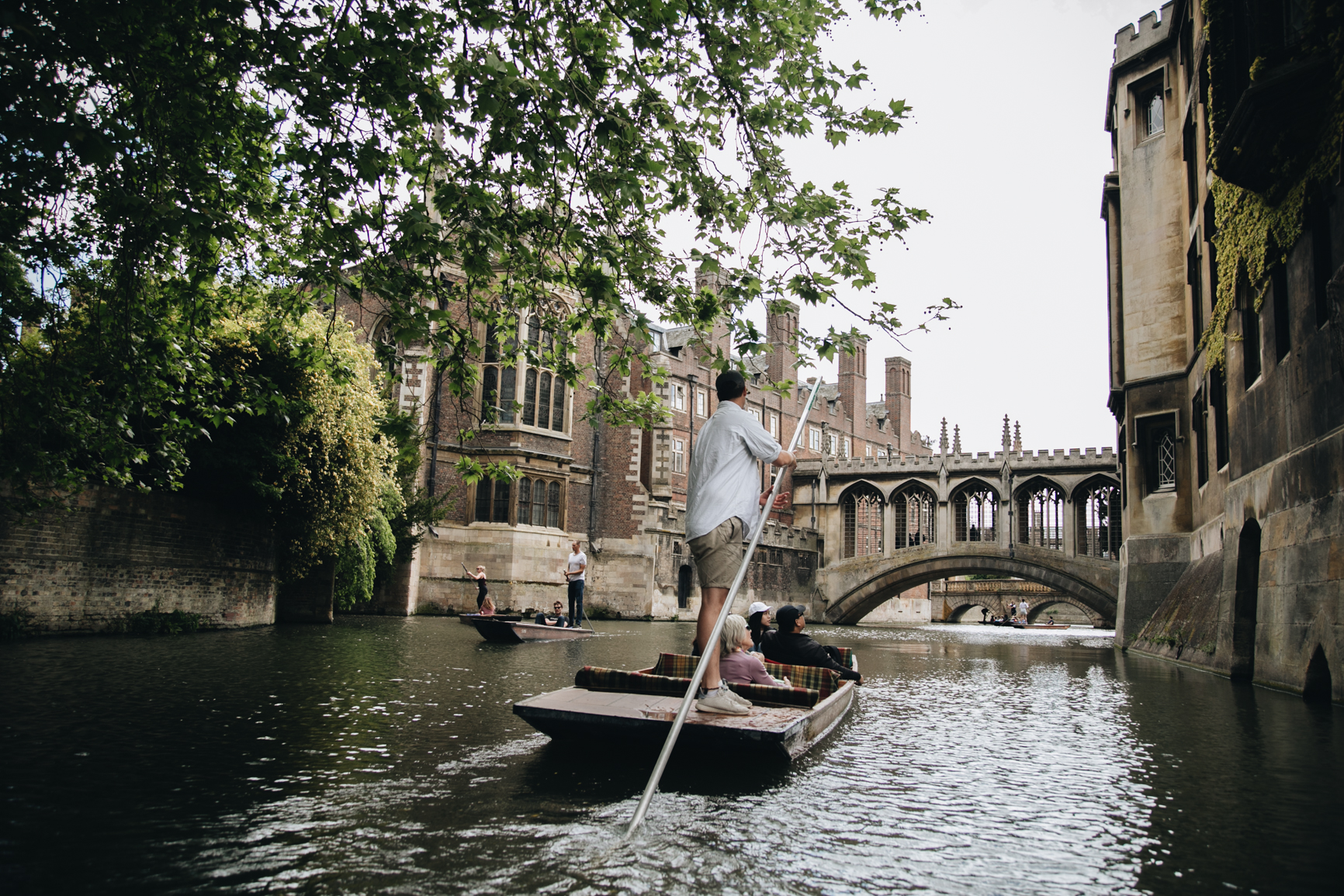 Punting-in-Cambridge-pont-des-soupirs-universite.jpg
