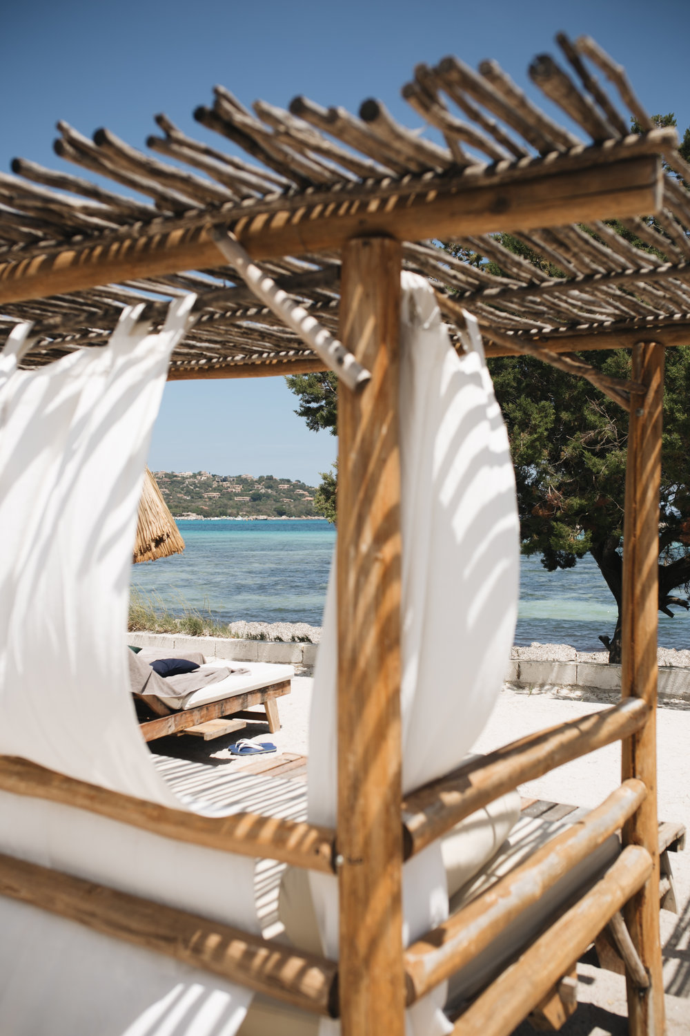 oasis-santa-giulia-porto-vecchio-plage-daybed.jpg