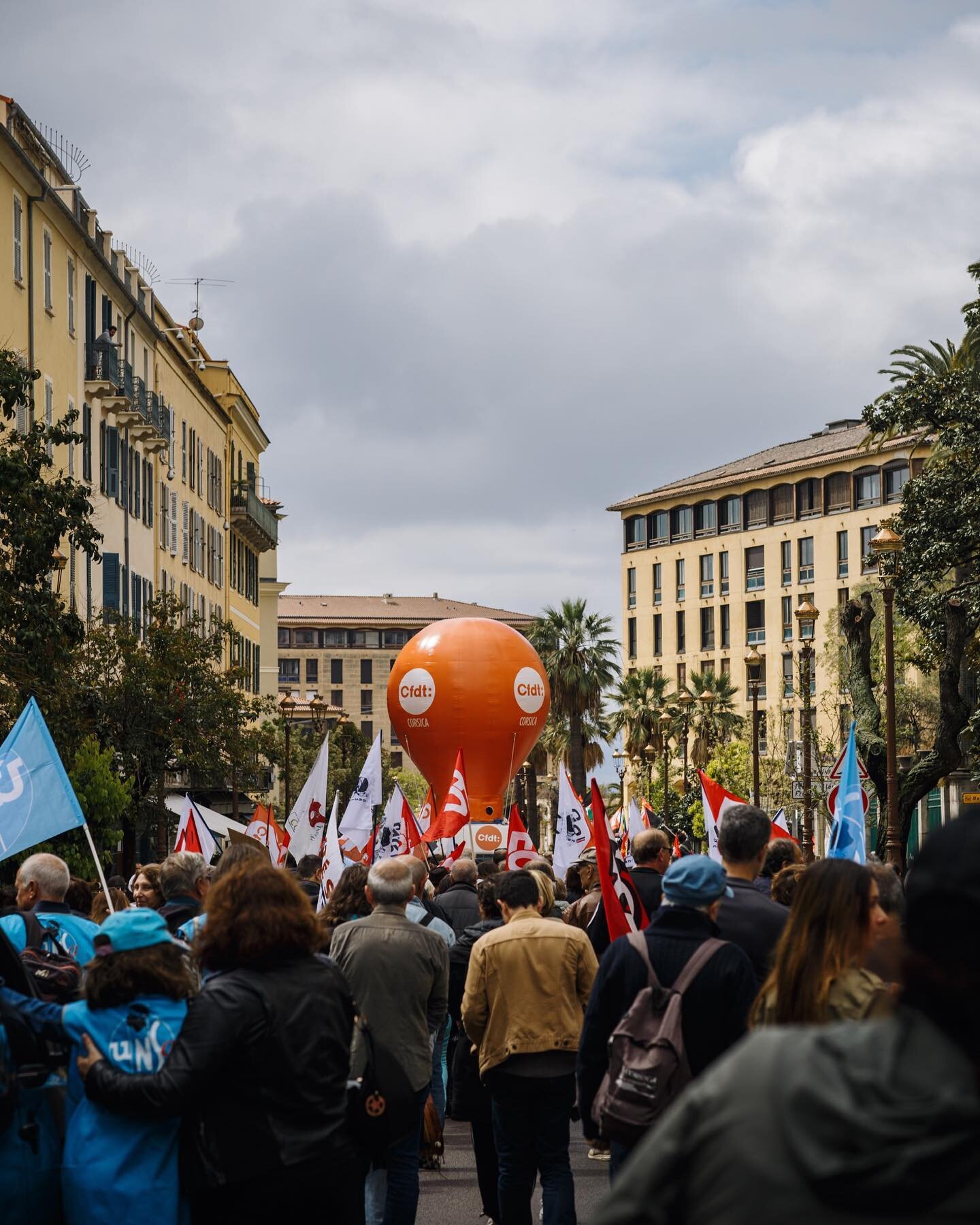 Mobilisation intersyndicale du 1er mai contre la r&eacute;forme des retraites, apr&egrave;s trois mois d'un mouvement social important, cette nouvelle manifestation a reuni plusieurs centaines de personnes dans les rues d'Ajaccio.

📸 S&eacute;rie &a