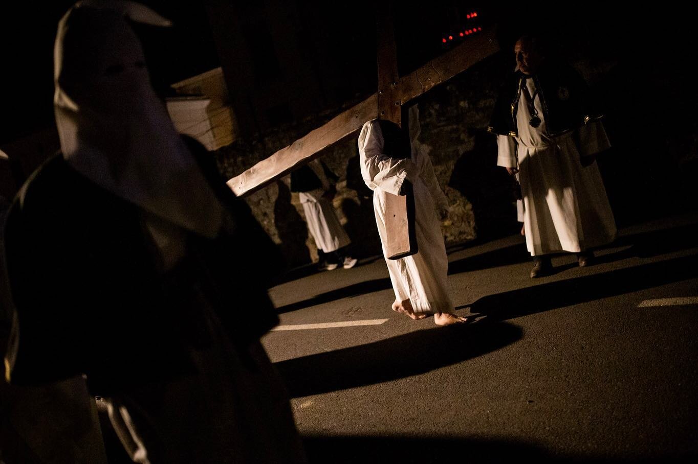 Ghjovi &egrave; Venneri Santu &bull; 2023-04-06. La traditionnelle procession du Jeudi Saint, &laquo; A Granitula &raquo; s&rsquo;&eacute;lance &agrave; travers les ruelles de Corte &agrave; la nuit tomb&eacute;e.

Le lendemain, des centaines de fid&