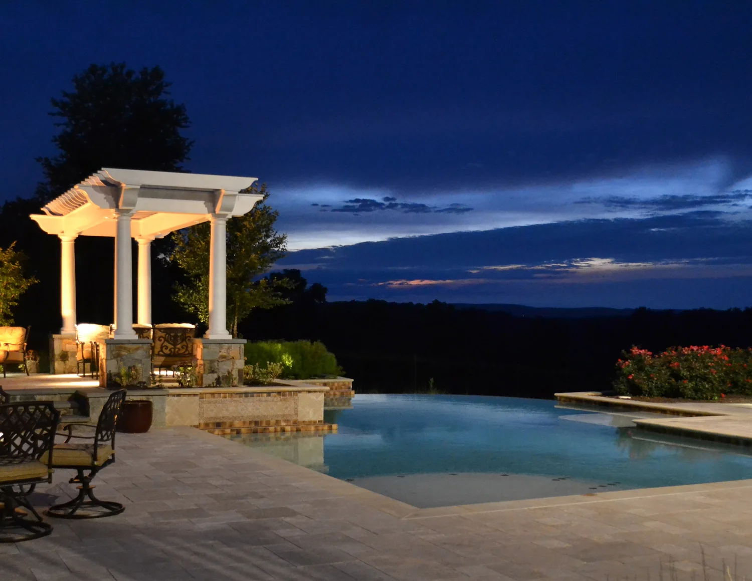 Aldie Residence Infinity Pool & Pergola