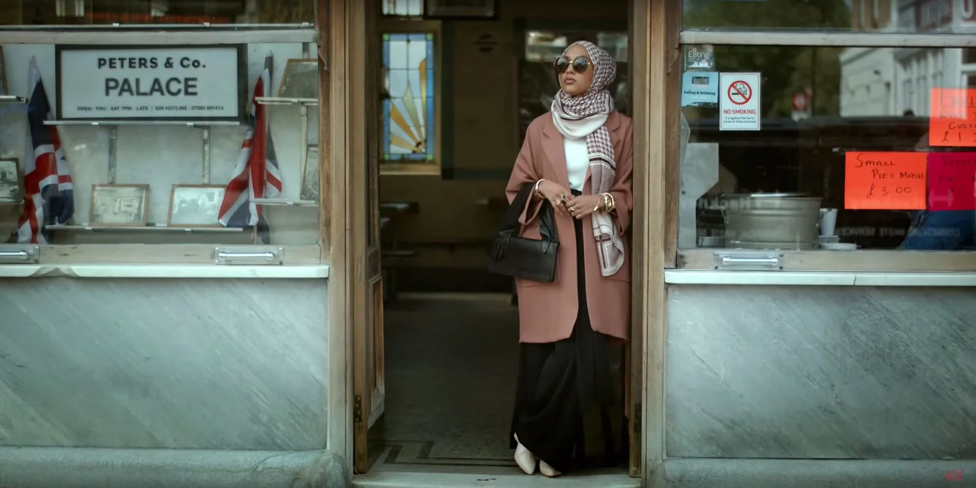 [FASTFEED] Look Chic, Look Sheikh - Hijab Wearing Model in the New @hm Fall Campaign
