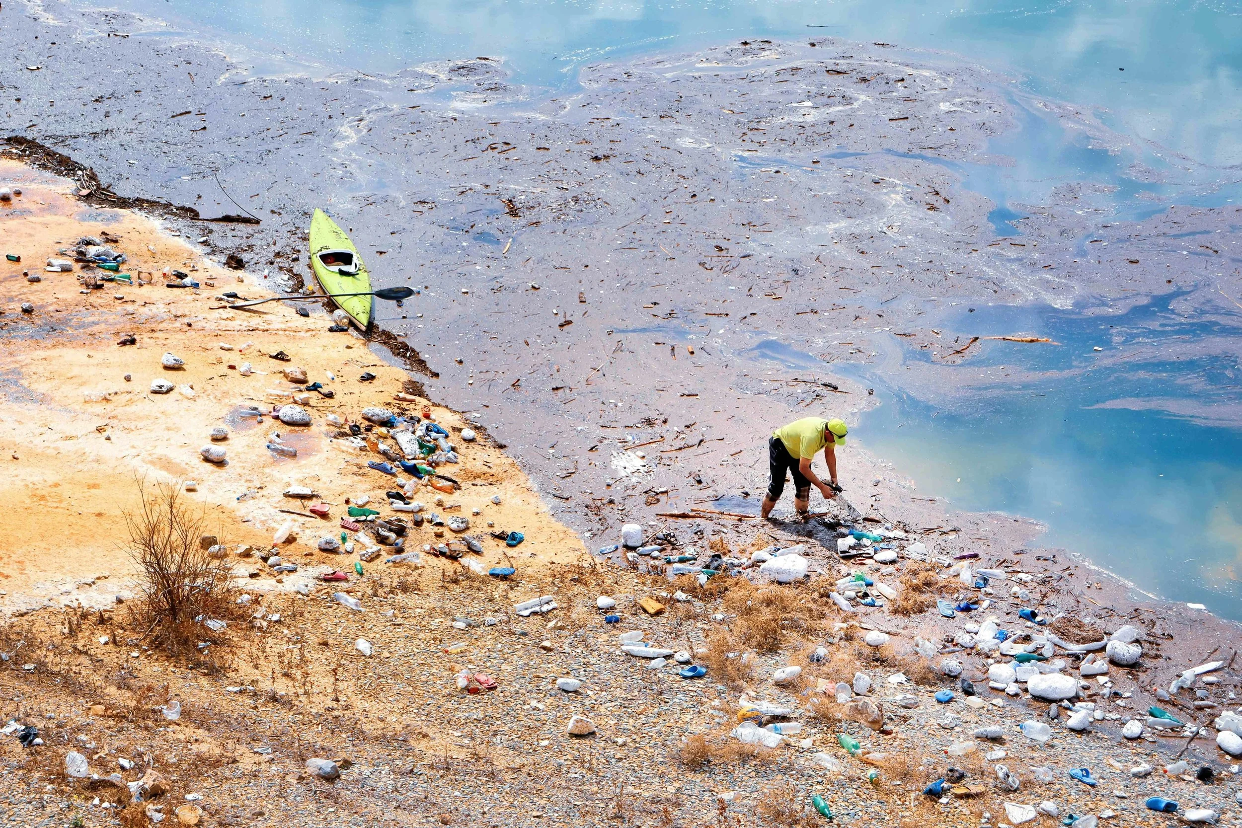 A volunteer doing depollution work