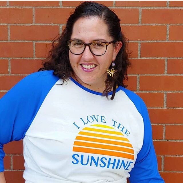 Our sunshine earrings are so cute with this sunshine shirt! Cute pic @thecalaveracloset 🌞