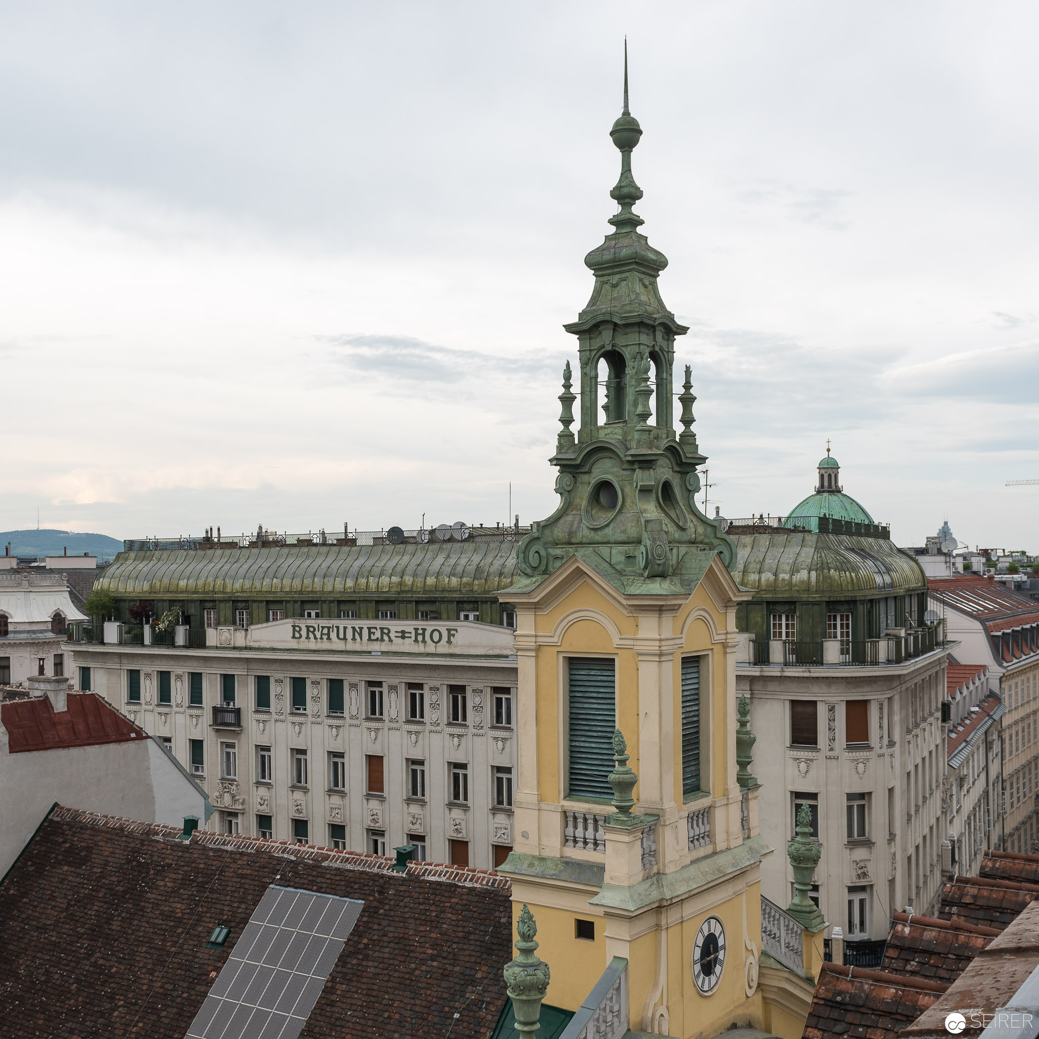 Brauner Hof und Reformierte Stadtkirche Wien im Vordergrund 