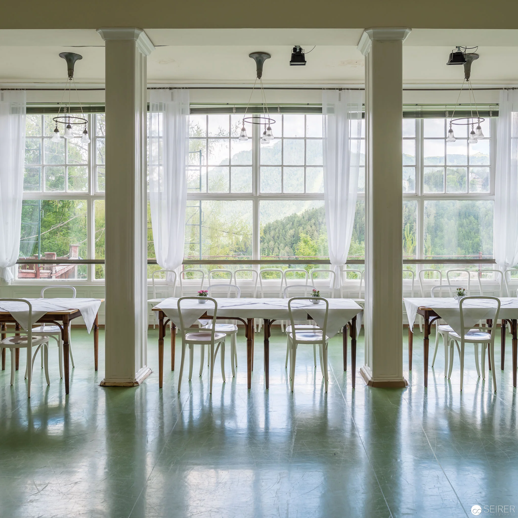 Renovierter Frühstückszimmer im Kurhaus Semmering