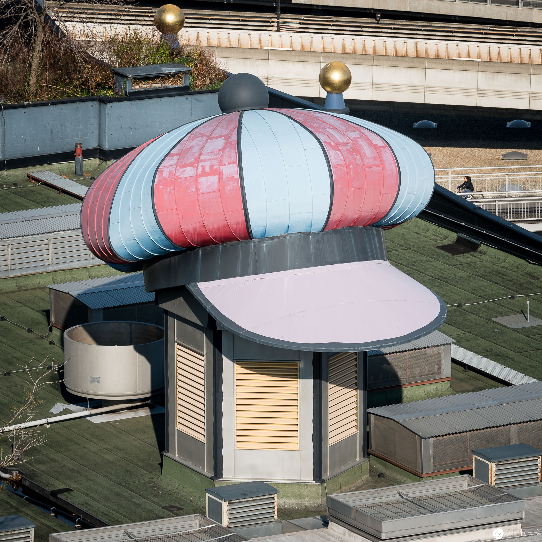 Hundertwasser Mütze über hässlichem Lüftungsausgang am Dach der Müllverbrennungsanlage Spittelau
