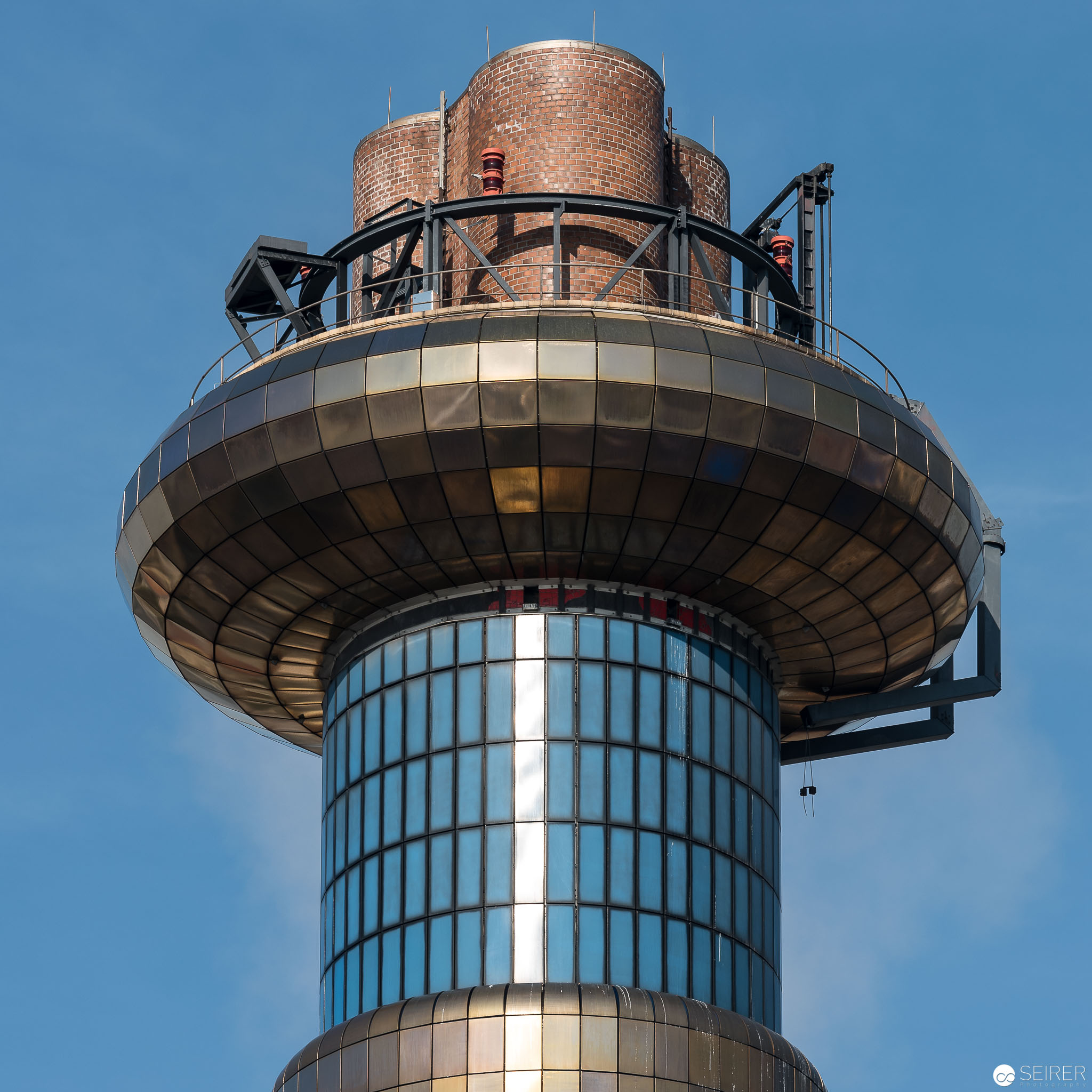 Turm mit Nistplätzen für Turmfalken - Müllverbrennungsanlage Spittelau