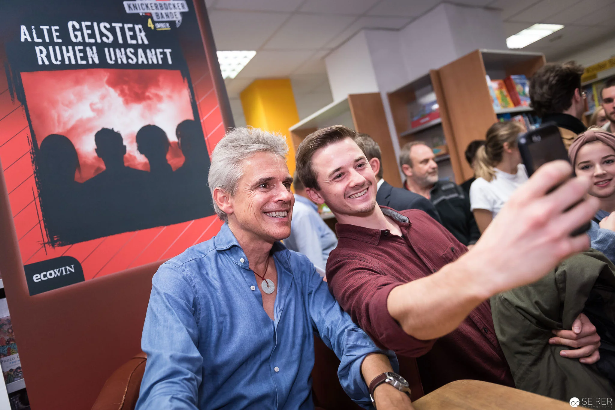 Thomas Brezina beim Signieren im Gespräch mit Fans