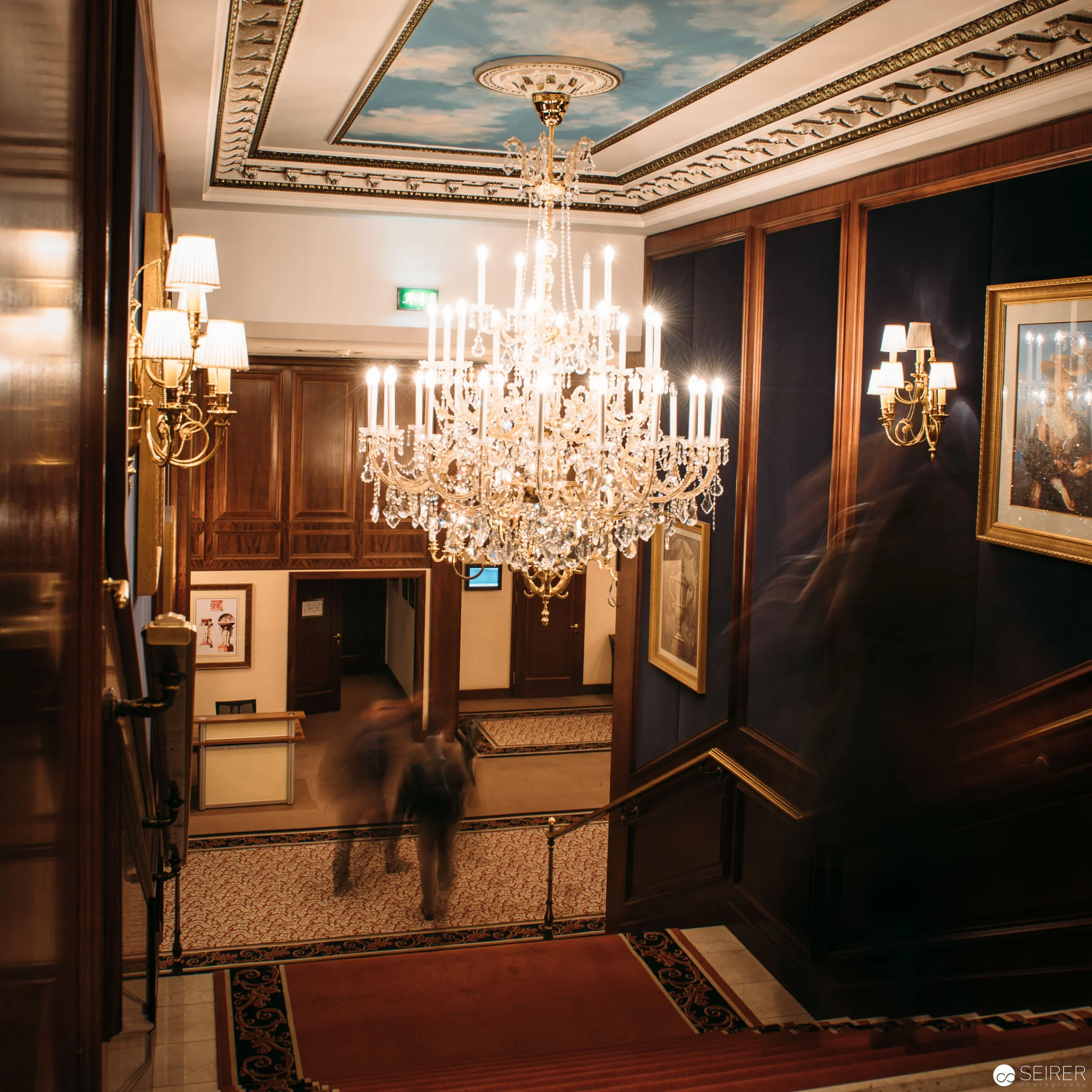 Prunkvolle Stiege von der Lobby im InterContinental Hotel Wien