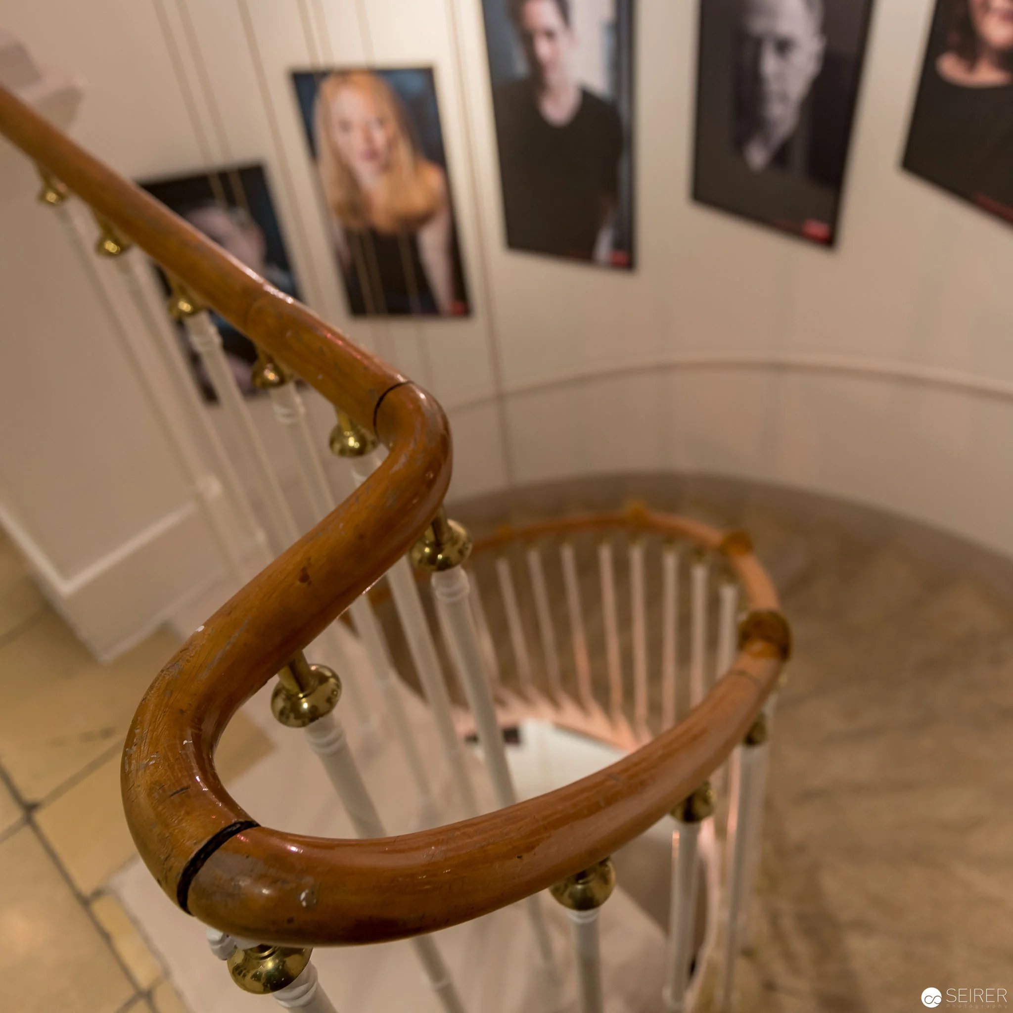 Eine Stiege mit Portraits der Josefstadt-Schauspieler - darunter viele beeindruckende Aufnahmen