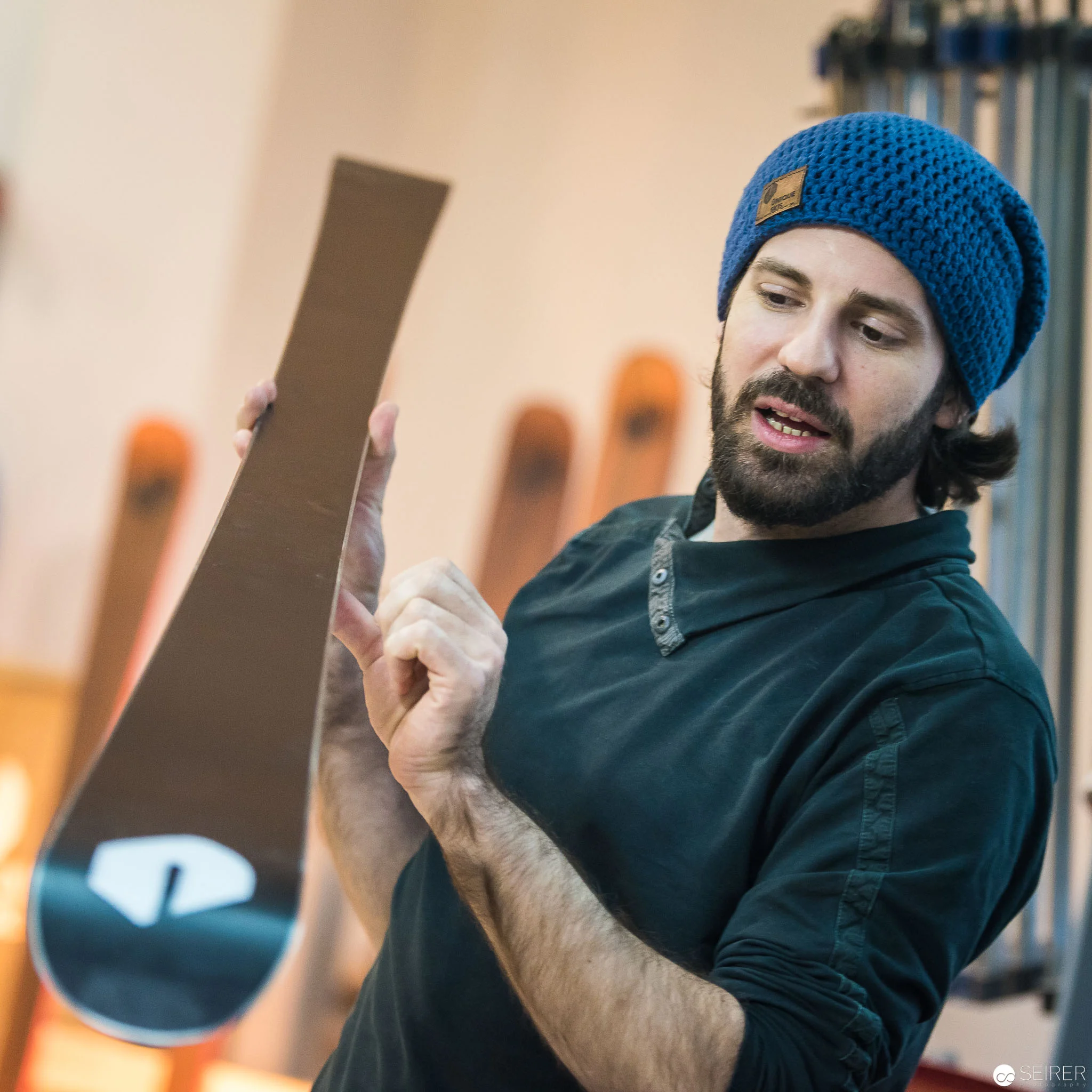 Dominic Hafner, technischer Leiter bei Ünique erklärt das Kantenschleifen
