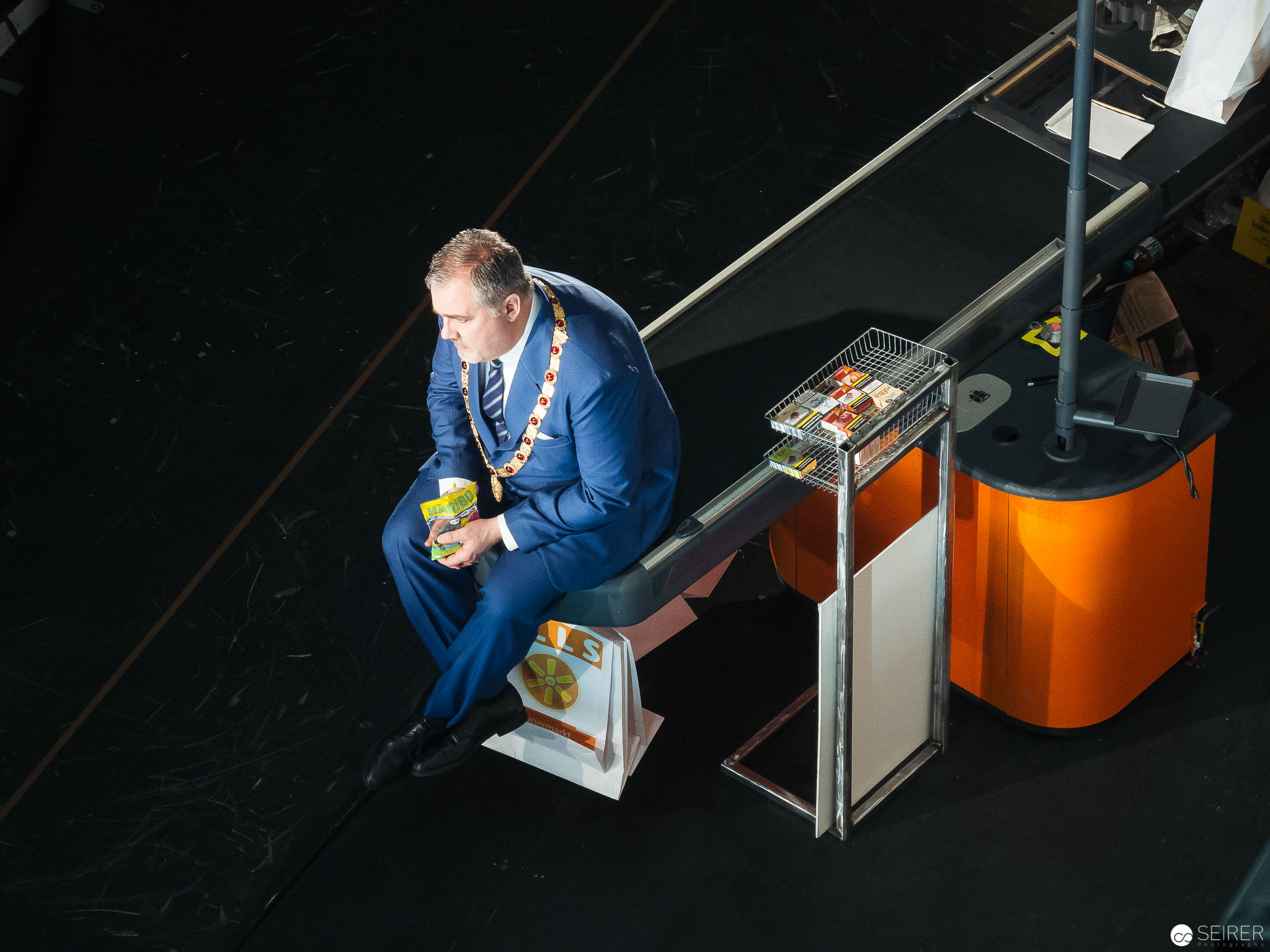 Der Bürgermeister in "Der Besuch der alten Dame" vom Schnürboden aus (besetzt mit Raymond Very).
