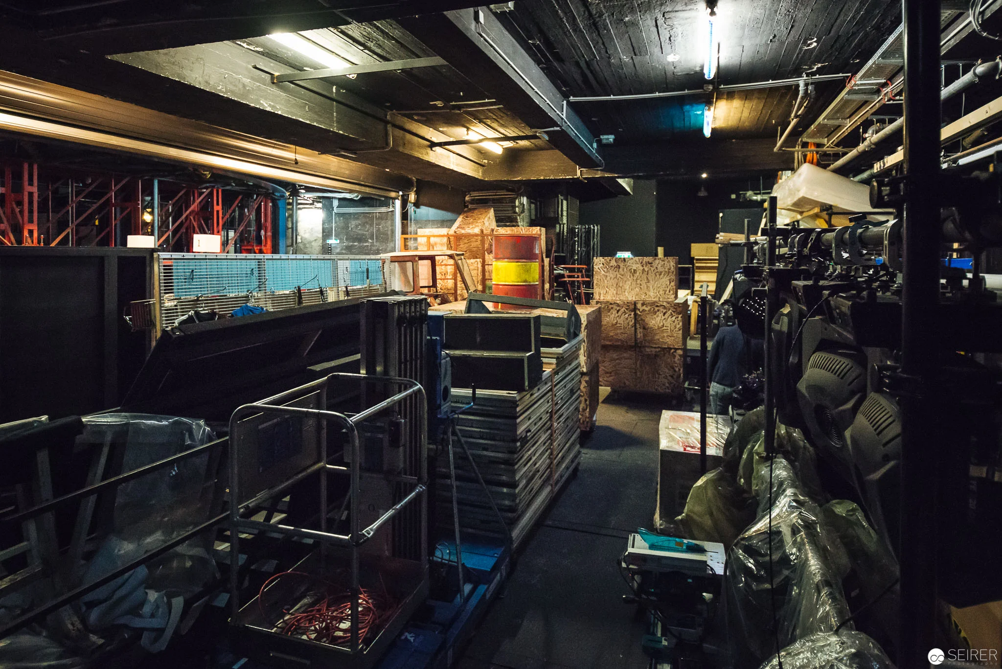 Auf diesem Bild ist keine Lagerhalle für Theaterrequisiten zu sehen. Alles auf dem Bild wird für den 2. und 3. Akt von hier auf die Bühne transportiert. Ein logistisch ziemlich aufwändiger Vorgang.