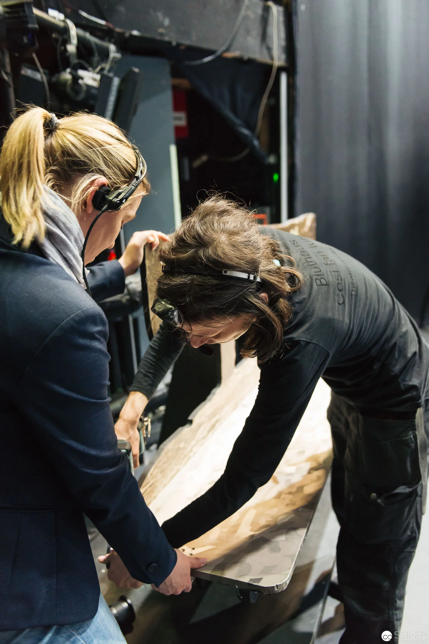 Wo notwendig, wird Hand angelegt - auch von Veronika Leitl, Interimistische Technische Leitung, links im Bild.