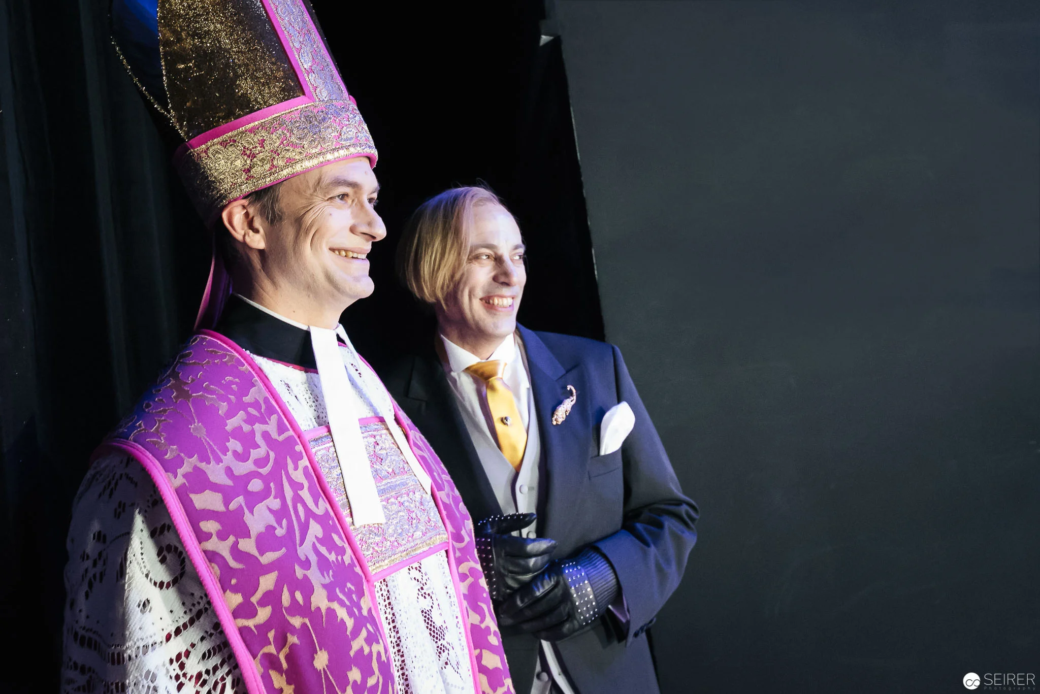Boby (Mark Milhofer) und der Pfarrer (Markus Butter) warten auf ihren Auftritt. (c) Michael Seirer Photography