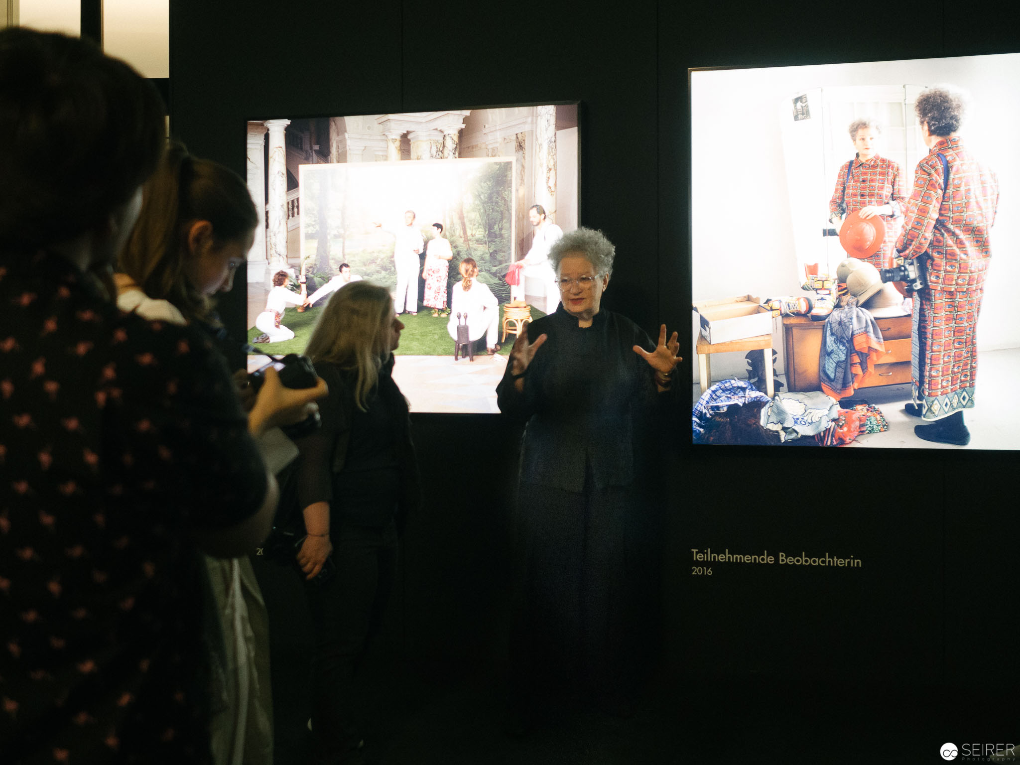 Lisl Ponger führt durch ihre Ausstellung "The Master Narrative" im Weltmuseum