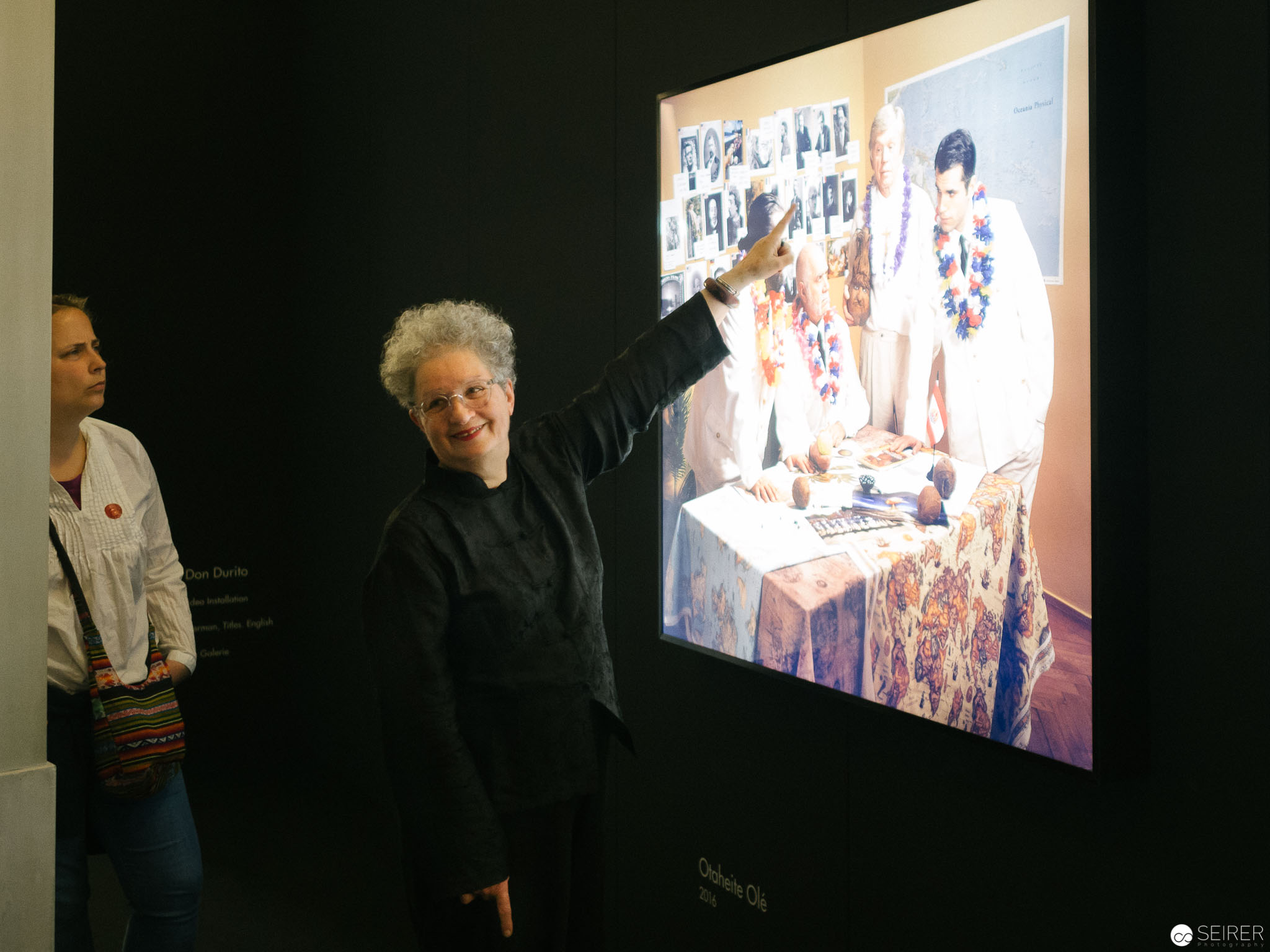 Lisl Ponger führt durch ihre Ausstellung "The Master Narrative" im Weltmuseum