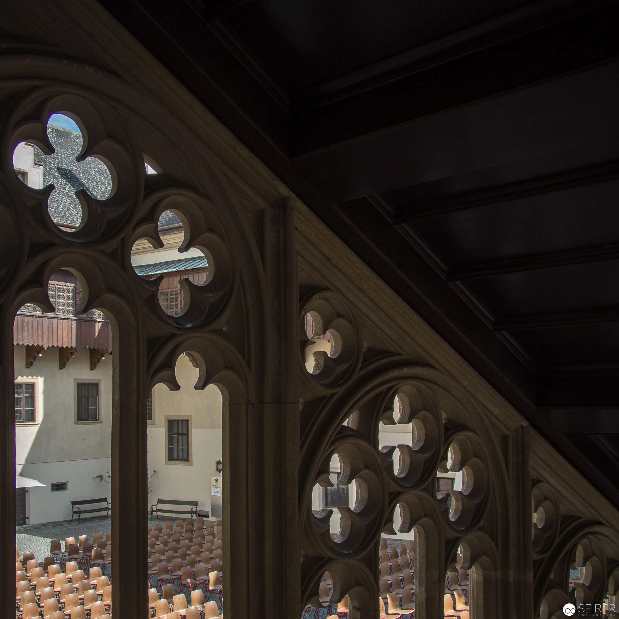 Durchblick in den Innenhof, in dem auch Konzerte aufgeführt werden