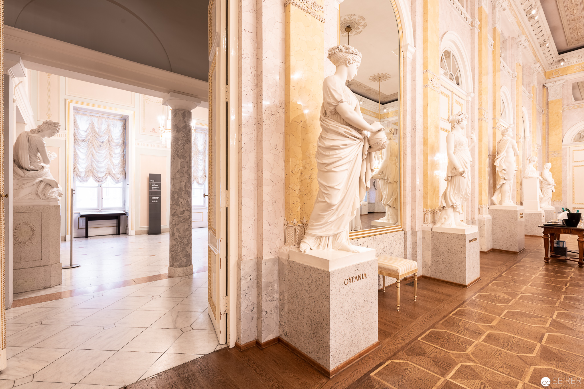 Musensaal mit Blick auf den Gang - Albertina