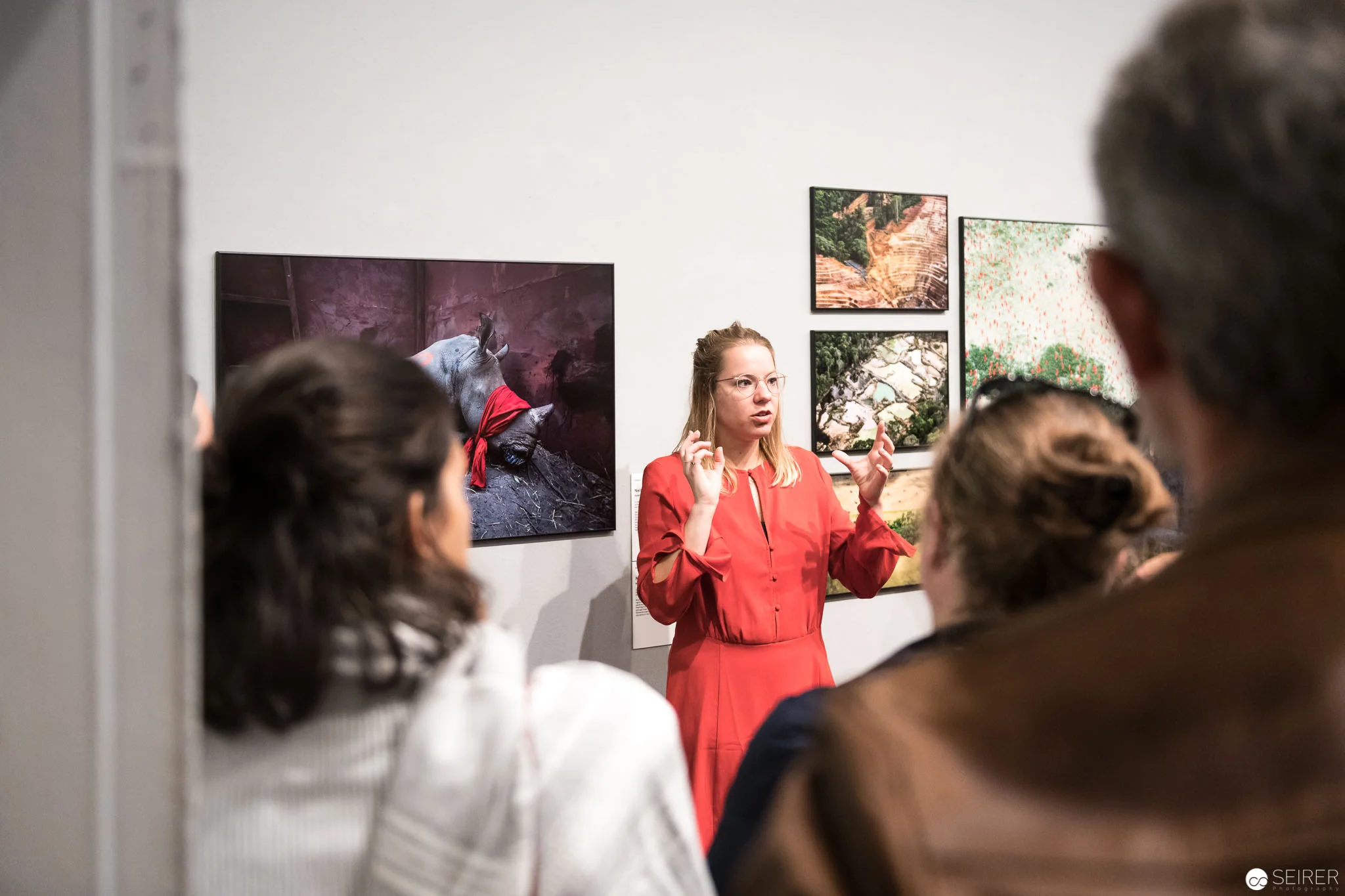 Sanne Schim van der Loeff, World Photo Press Kuratorin bei ihrer Führung im Westlicht