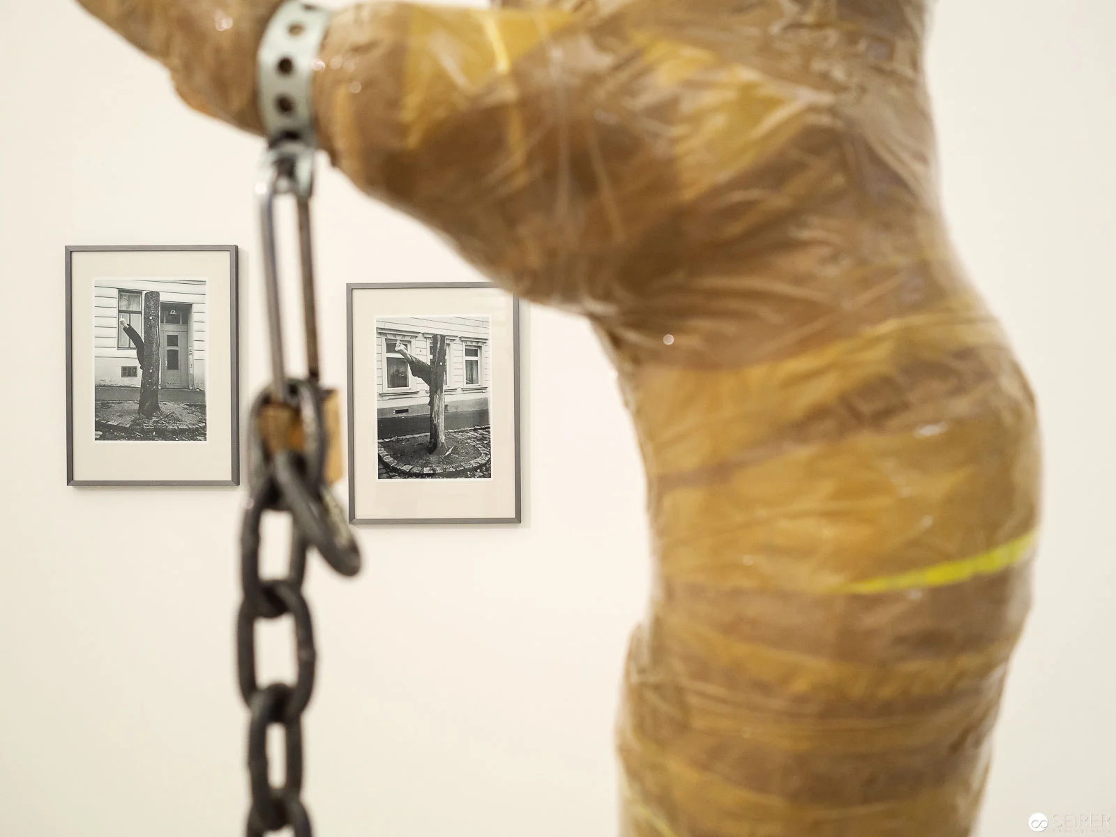 “Homegrown Freaks”, Michéle Pagel. Grundideen der Skulptur sind im Hintergrund zu sehen.