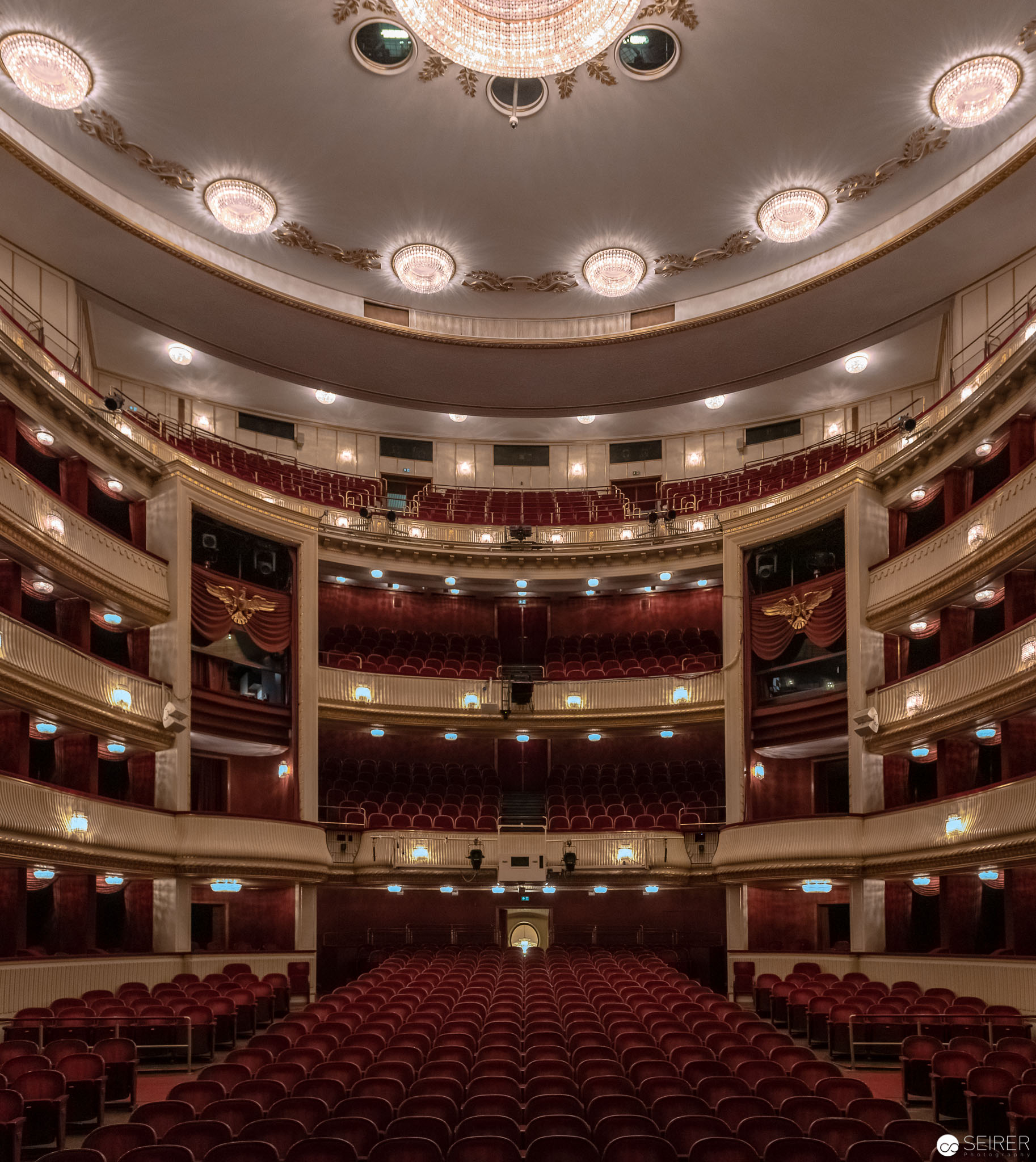 Der Zuschauerraum von der Bühne aus im Burgtheater