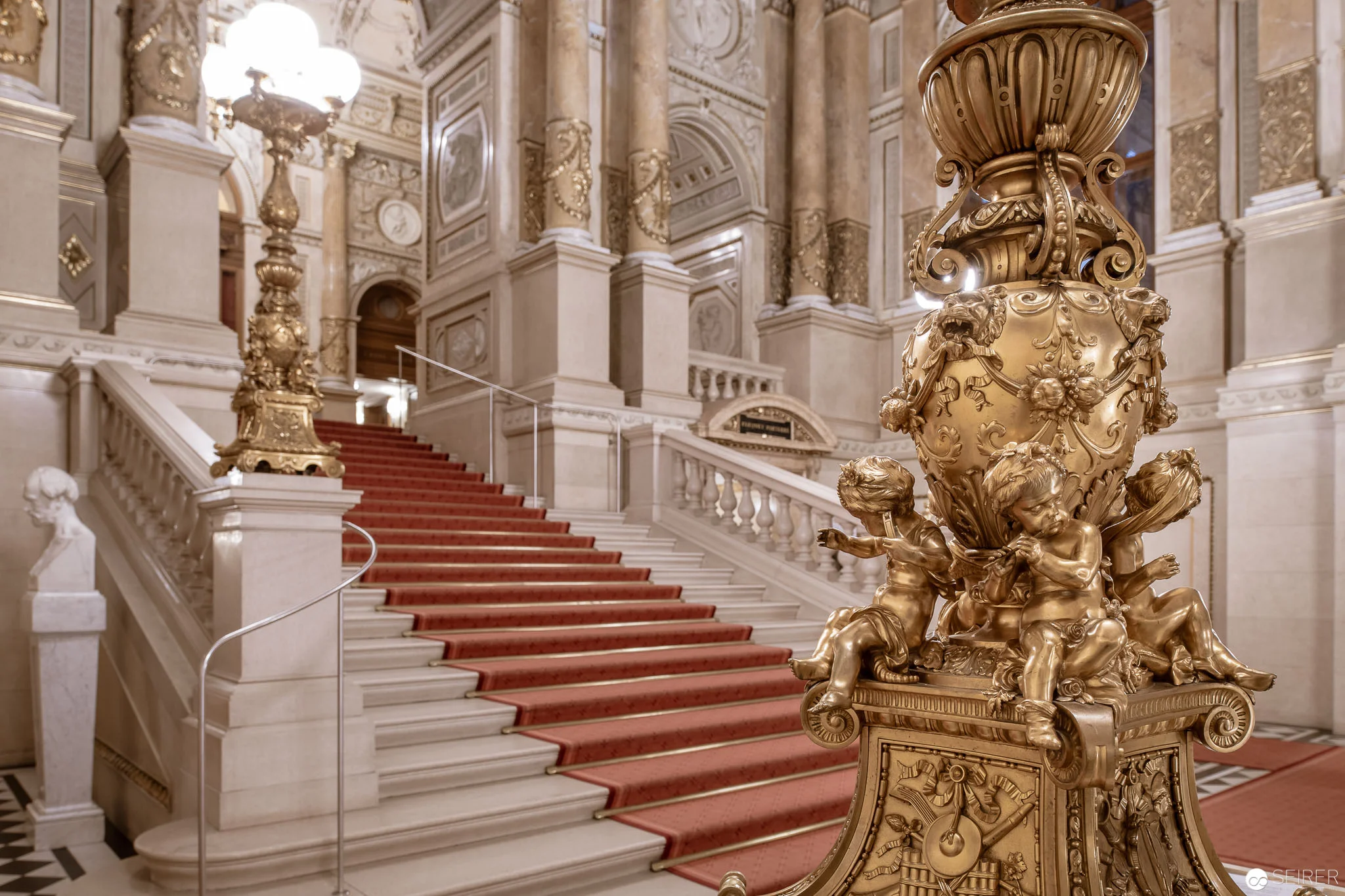 Feststiege im Burgtheater (Architekturfotografie)