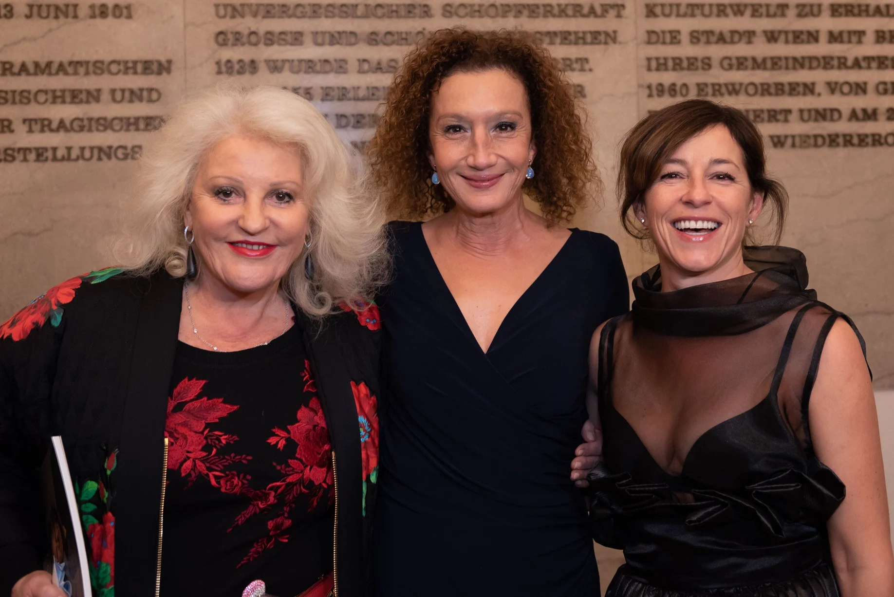 Konstanze Breitebner, Julia Cencig - Nestroy Verleihung 2018