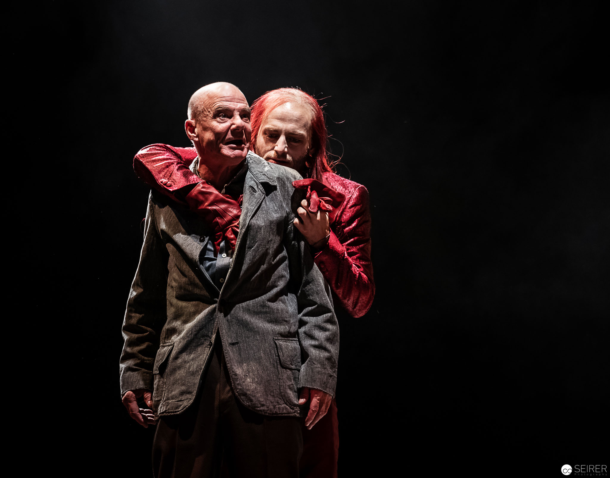 Lorenz (Johannes Seilern) fest im Griff von Hass (Dominic Oley)