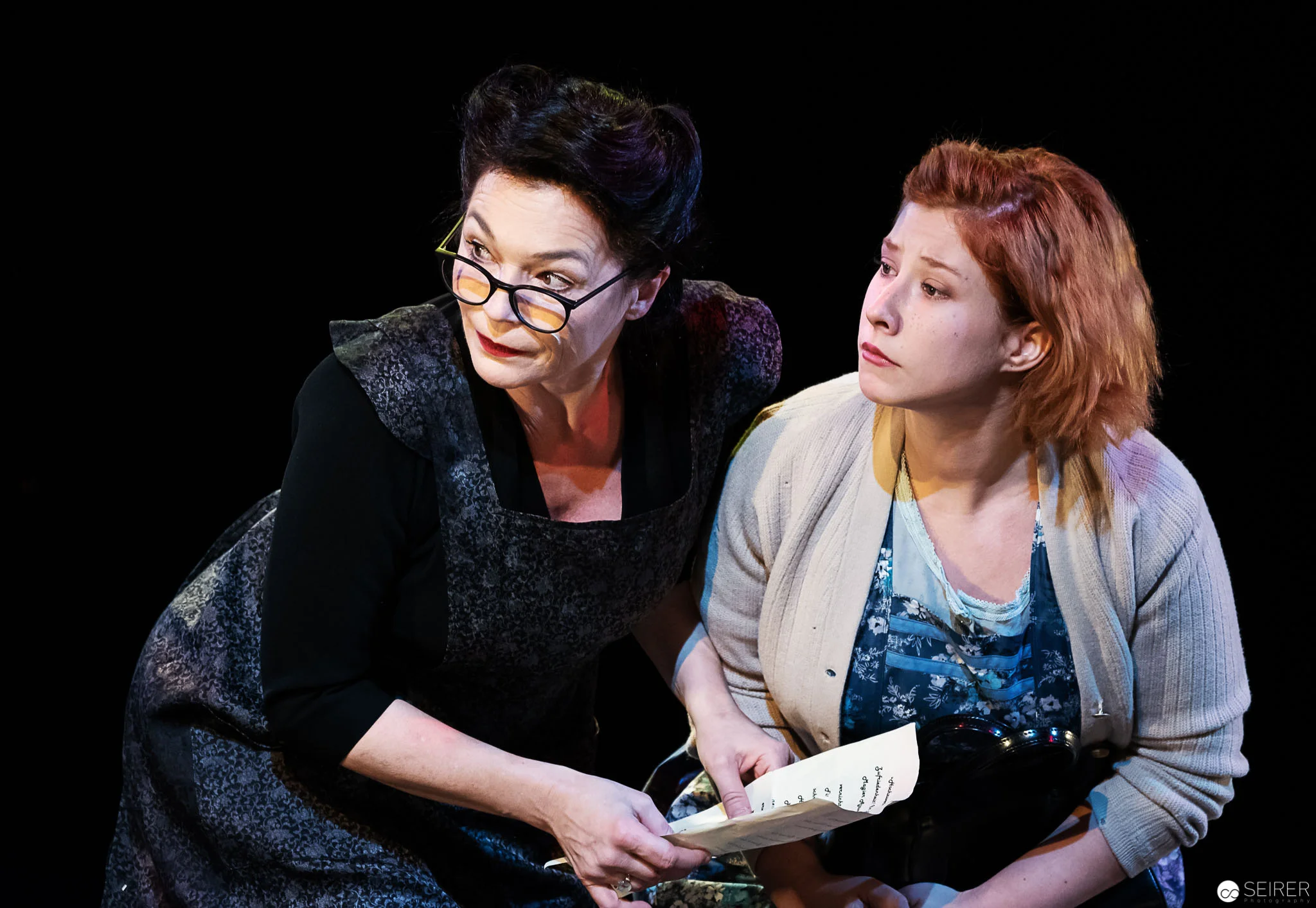Die Zufriedenheit (Julia Stemberger) und Lottchen (Lisa-Carolin Nemec)
