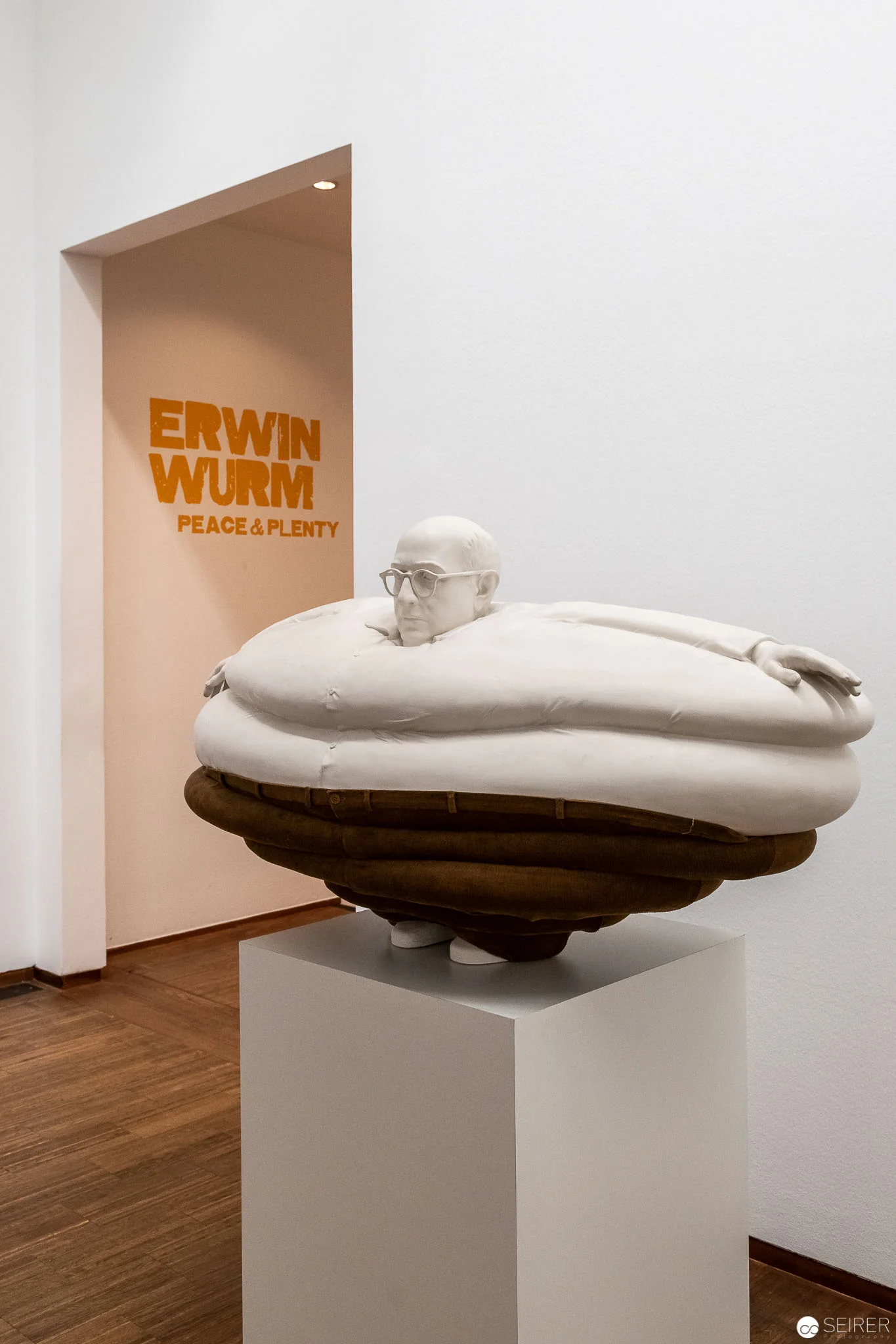 Nur vor dem Ausstellungsraum finden sich Skulpturen von Erwin Wurm (mit der Ausnahmer einer Gurke) - Erwin Wurm | Adorno als Oliver Hardy in "The Bohemian Girl" (1936) und die Last der Verzweiflung | Sammlung Anne & Wolfgang Titze
