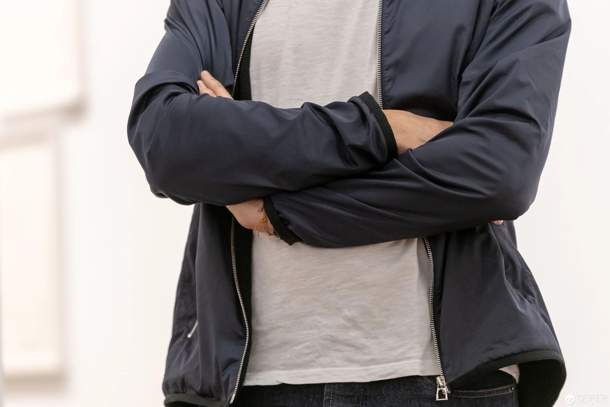 Erwin Wurm bei der Pressekonferenz zur Eröffnung der Ausstellung “Peace & Plenty”