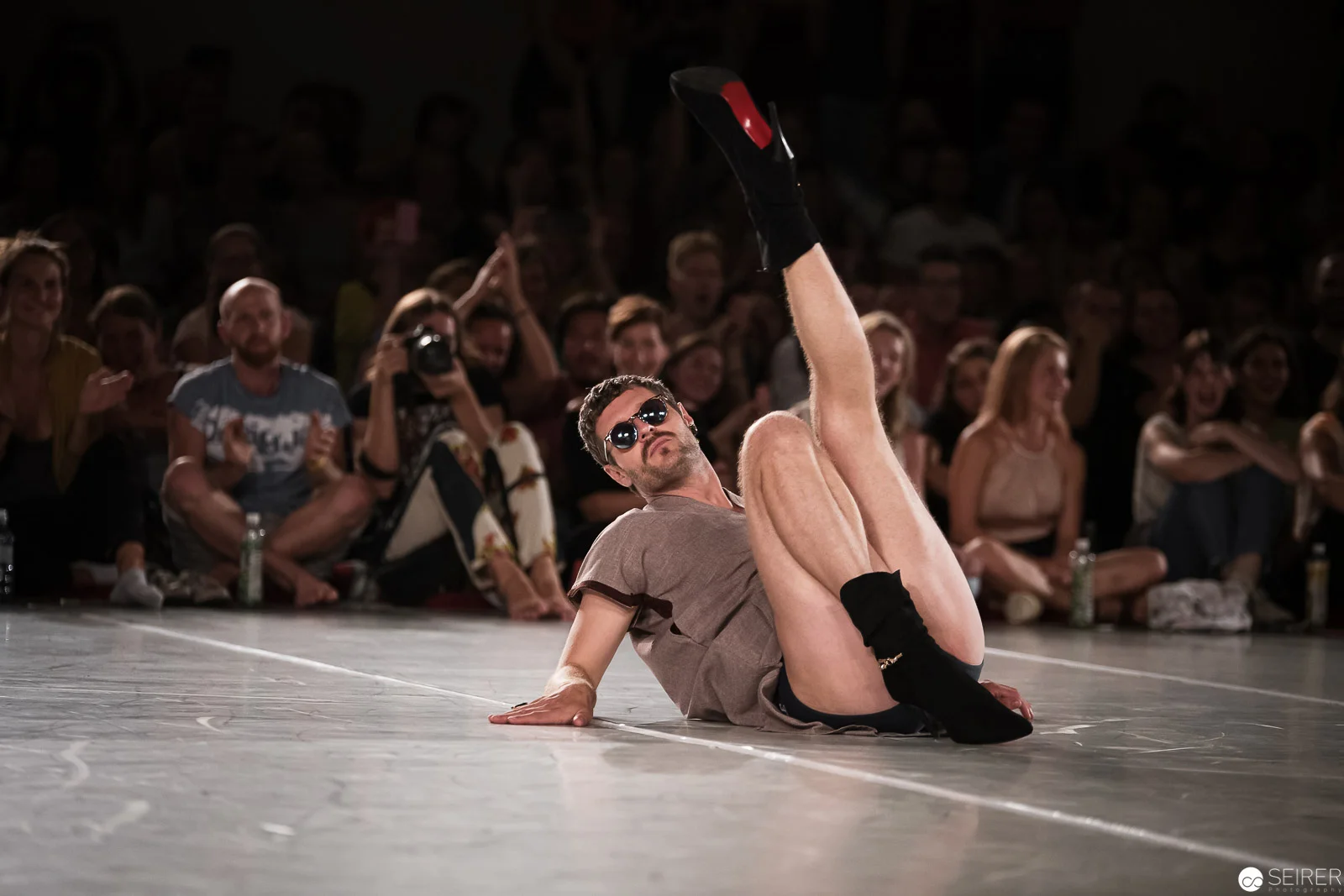 Dance Battle Teilnehmer - mit solchen Schuhen muß man erstmal tanzen…