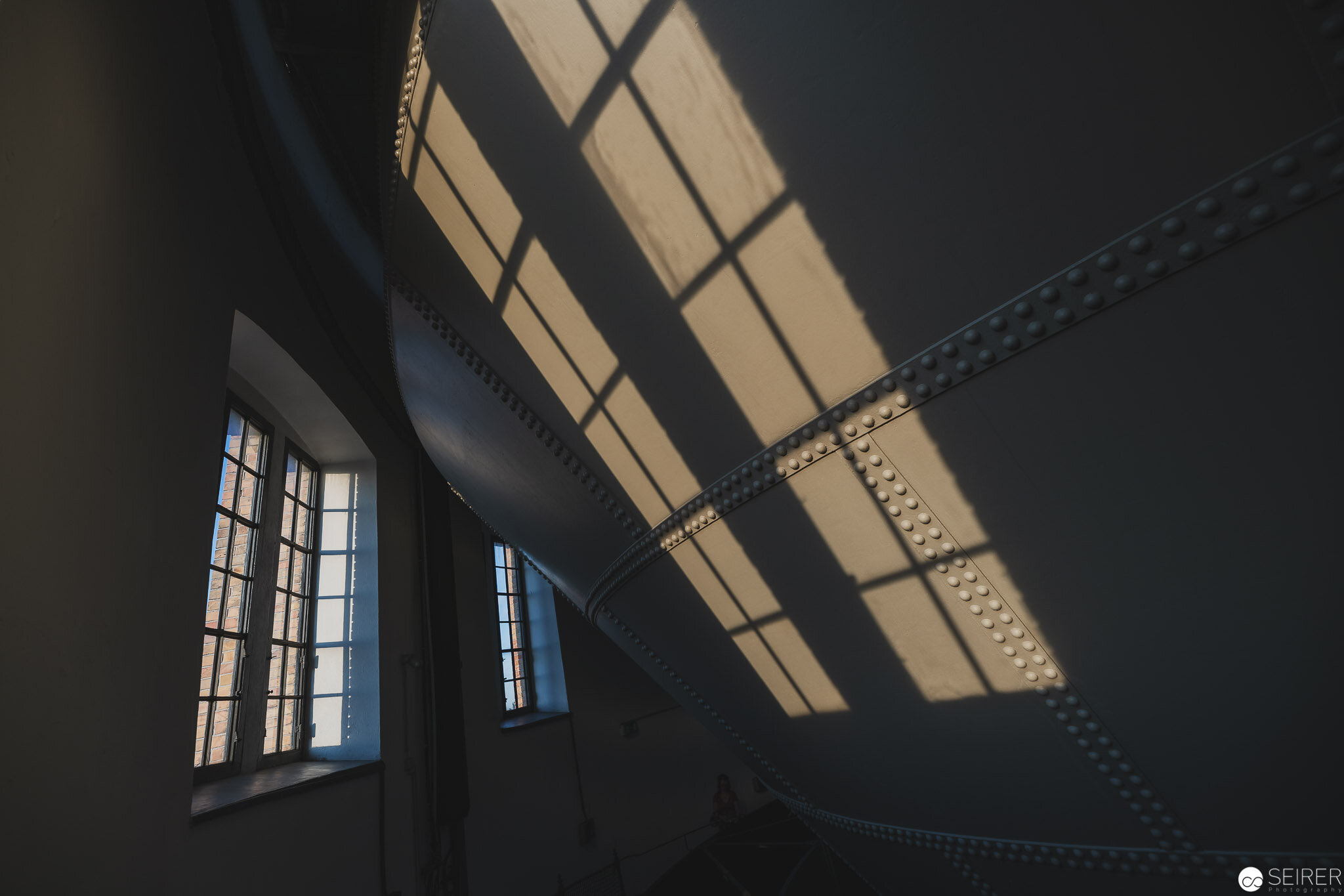 Der nahende Sonnenuntergang führt zu spannenden Schattenwürfen- Wasserturm Favoriten
