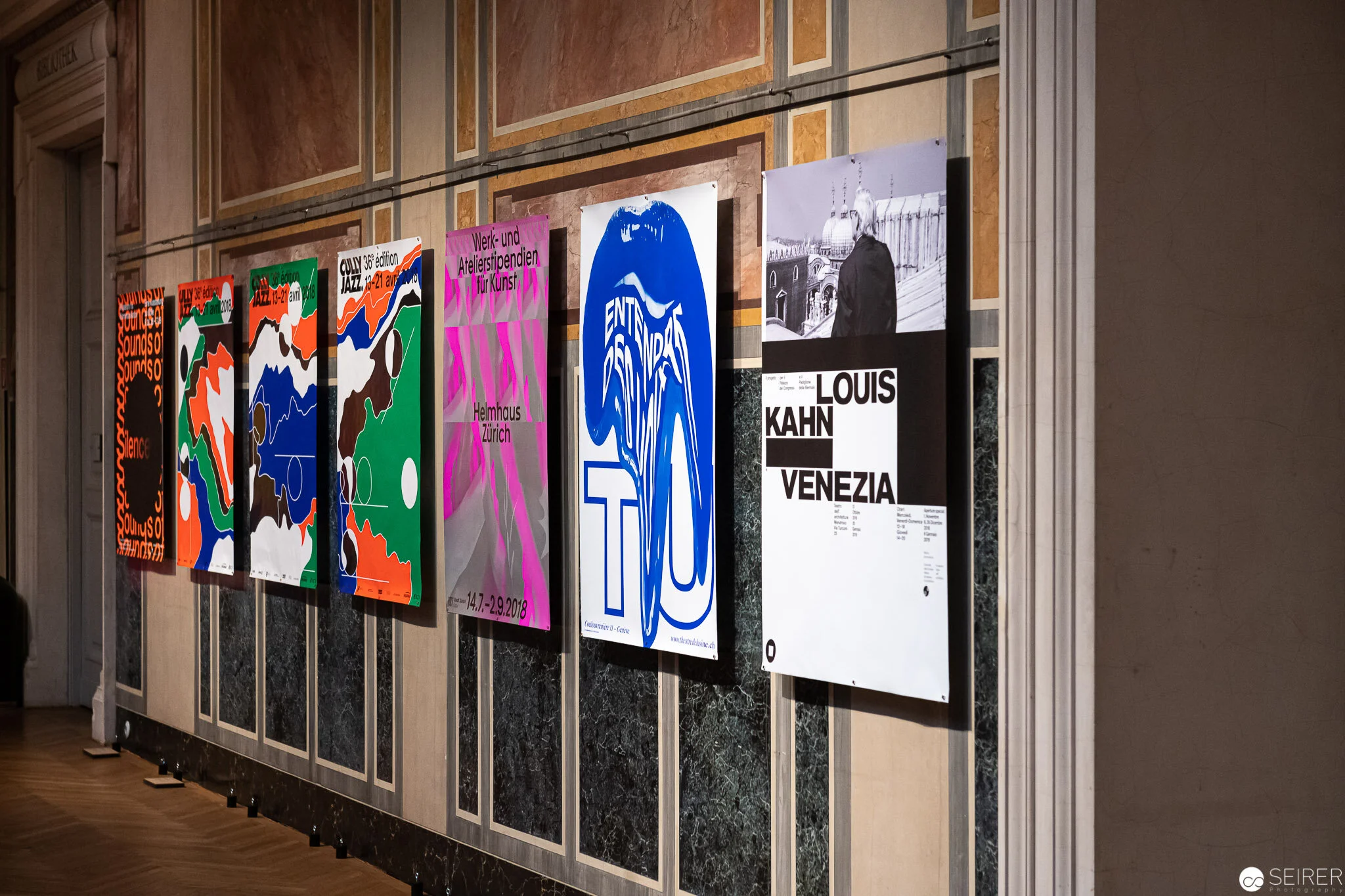 100 Beste Plakate 2018 im Rundgang der Säulenhalle des MAK