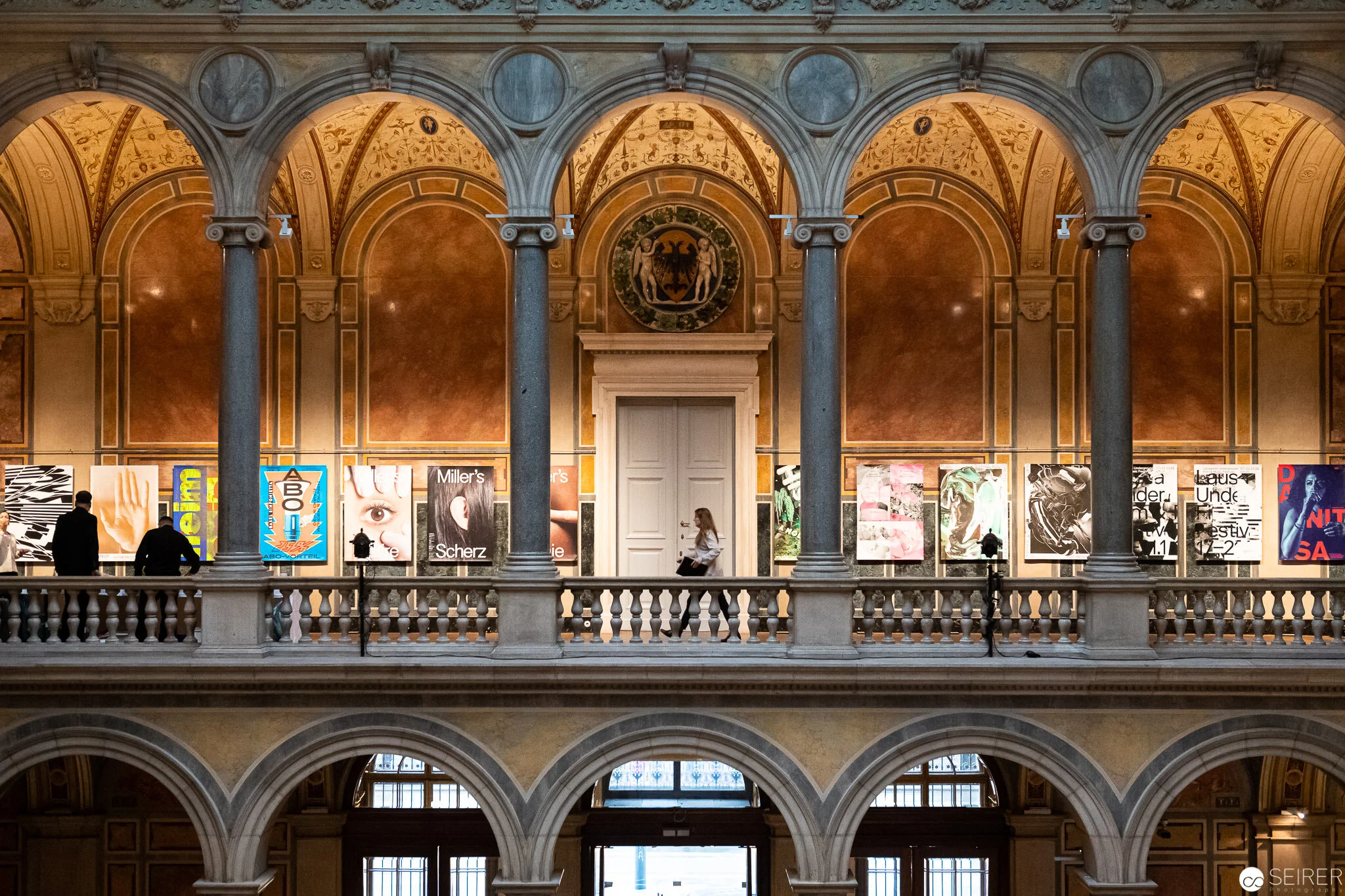 100 Beste Plakate 2018 im Rundgang der Säulenhalle des MAK
