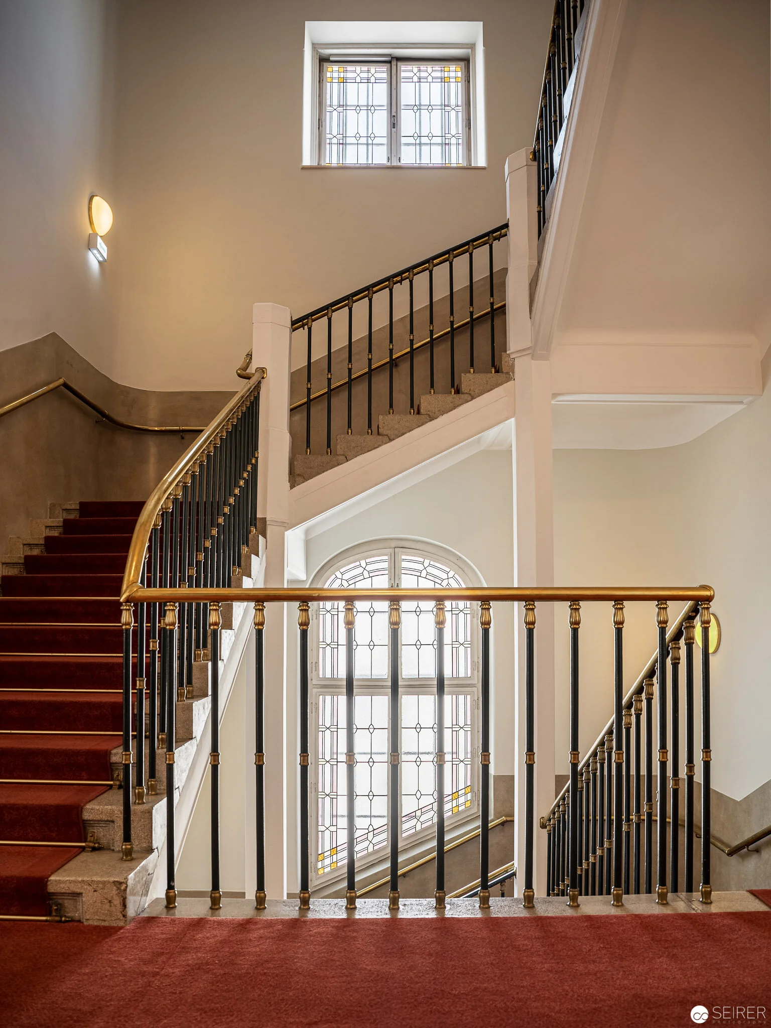 Wundervoll verzierter Stiegenaufgang mit Fenstern