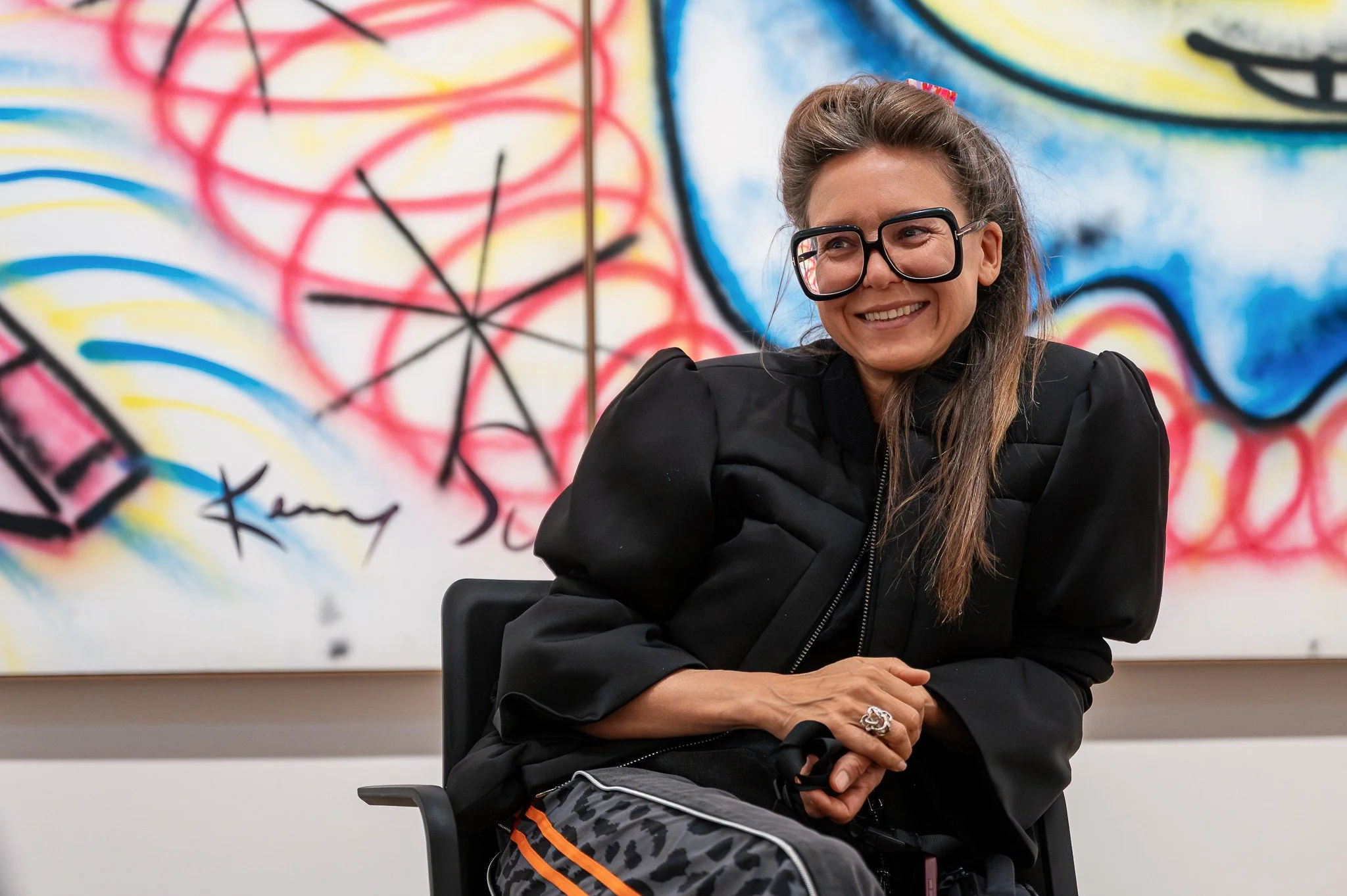 Angela Stief giving a talk in the KAWS exhibition (20260422-190309_albertina_kaws_6330.jpg)